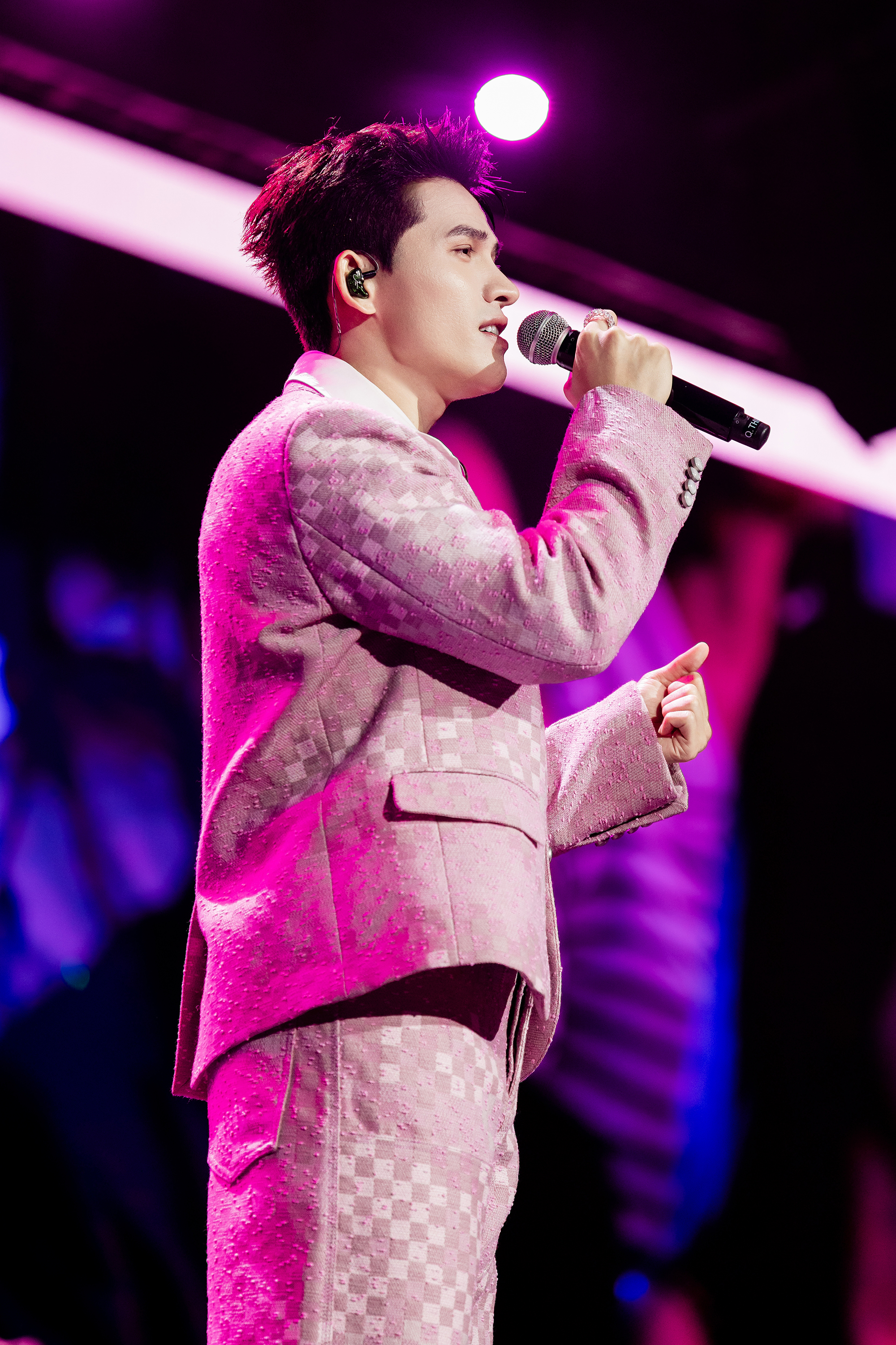 Quốc Thiên cõng Hòa Minzy trên sân khấu - Ảnh 1.