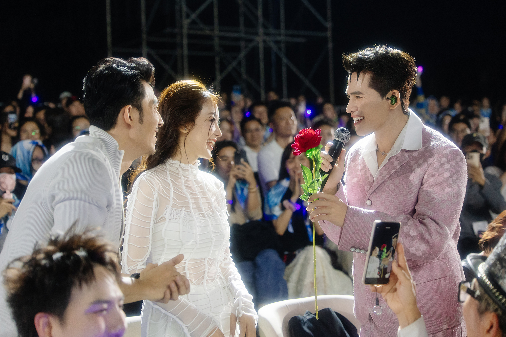 Quốc Thiên cõng Hòa Minzy trên sân khấu - Ảnh 4.