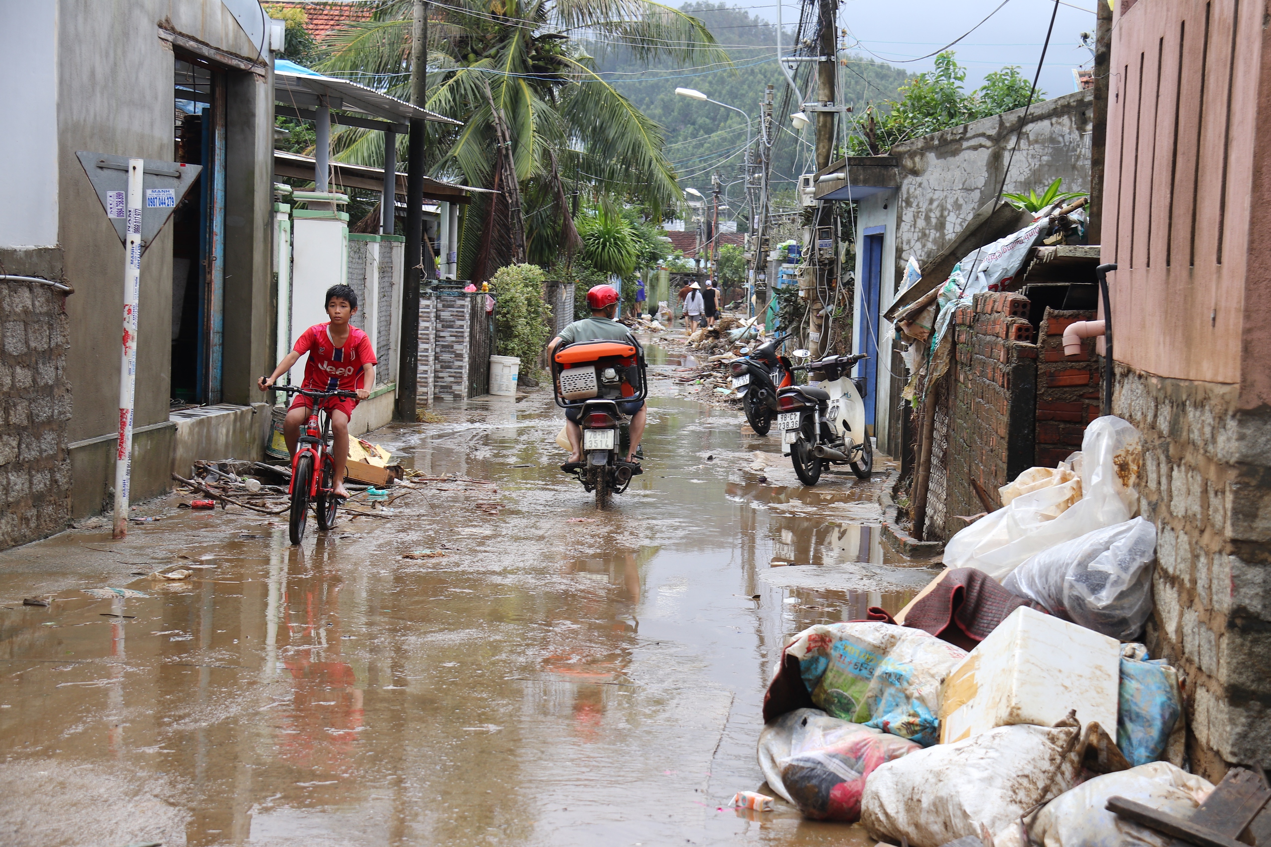 Lũ dữ tàn phá Hòa Xuân ở Đắk Lắk, cả nước hướng về cứu giúp dân- Ảnh 9.