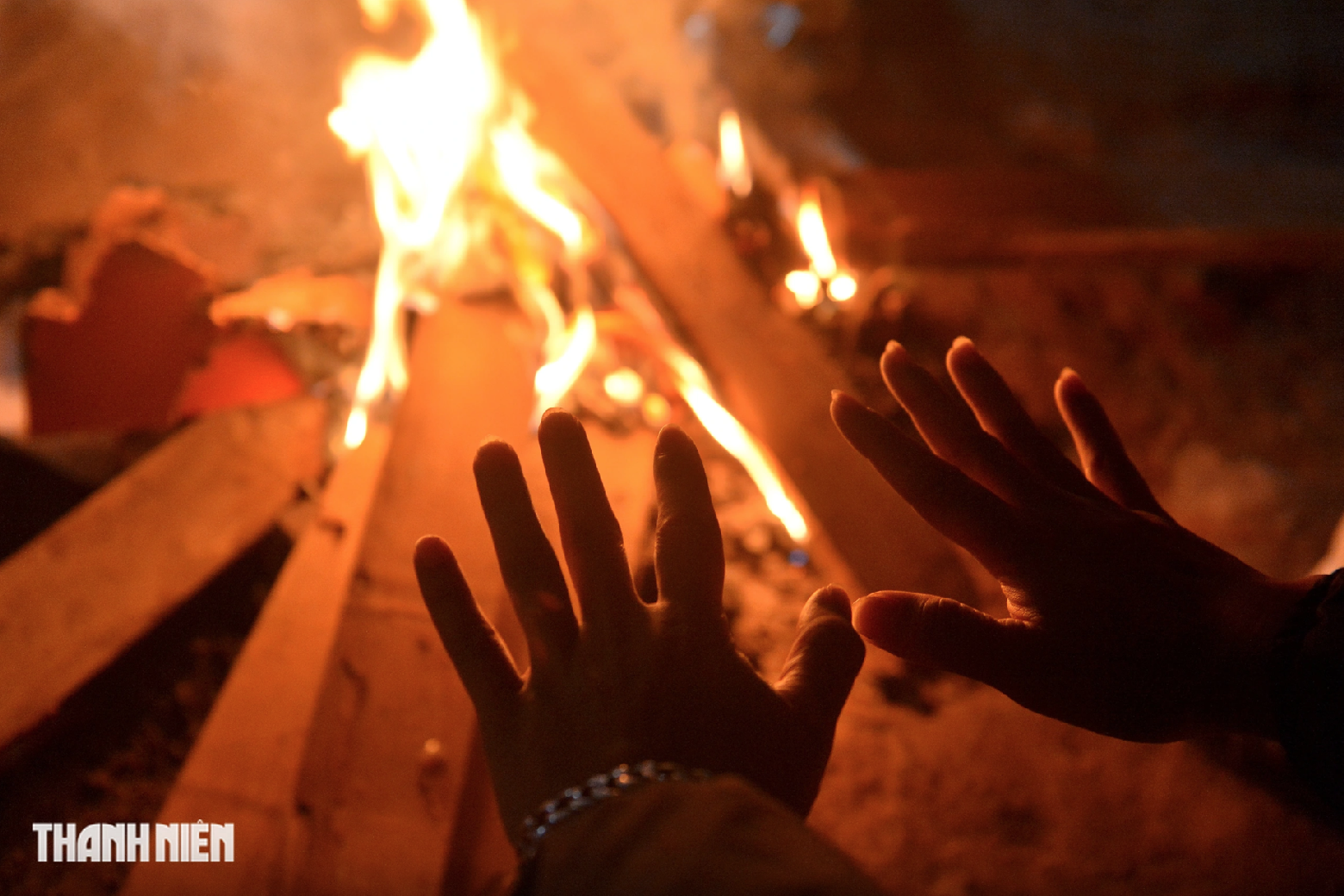 Hôm nay không khí lạnh về, miền Bắc nhiệt độ xuống thấp, miền Trung mưa lớn- Ảnh 1.