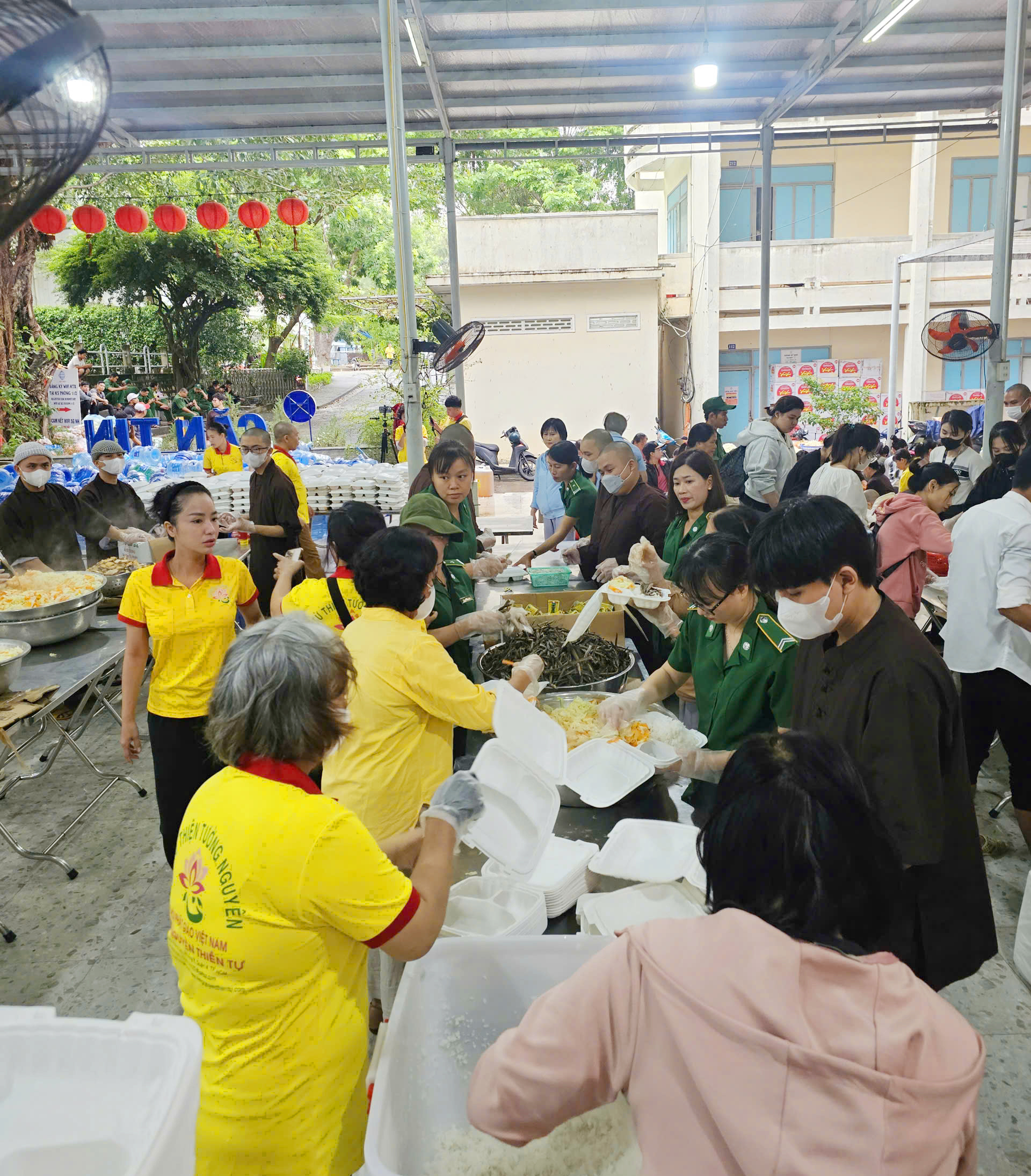 Thanh niên xung phong TP.HCM lên đường trong đêm, tiếp sức Khánh Hòa vượt lũ lịch sử- Ảnh 8.