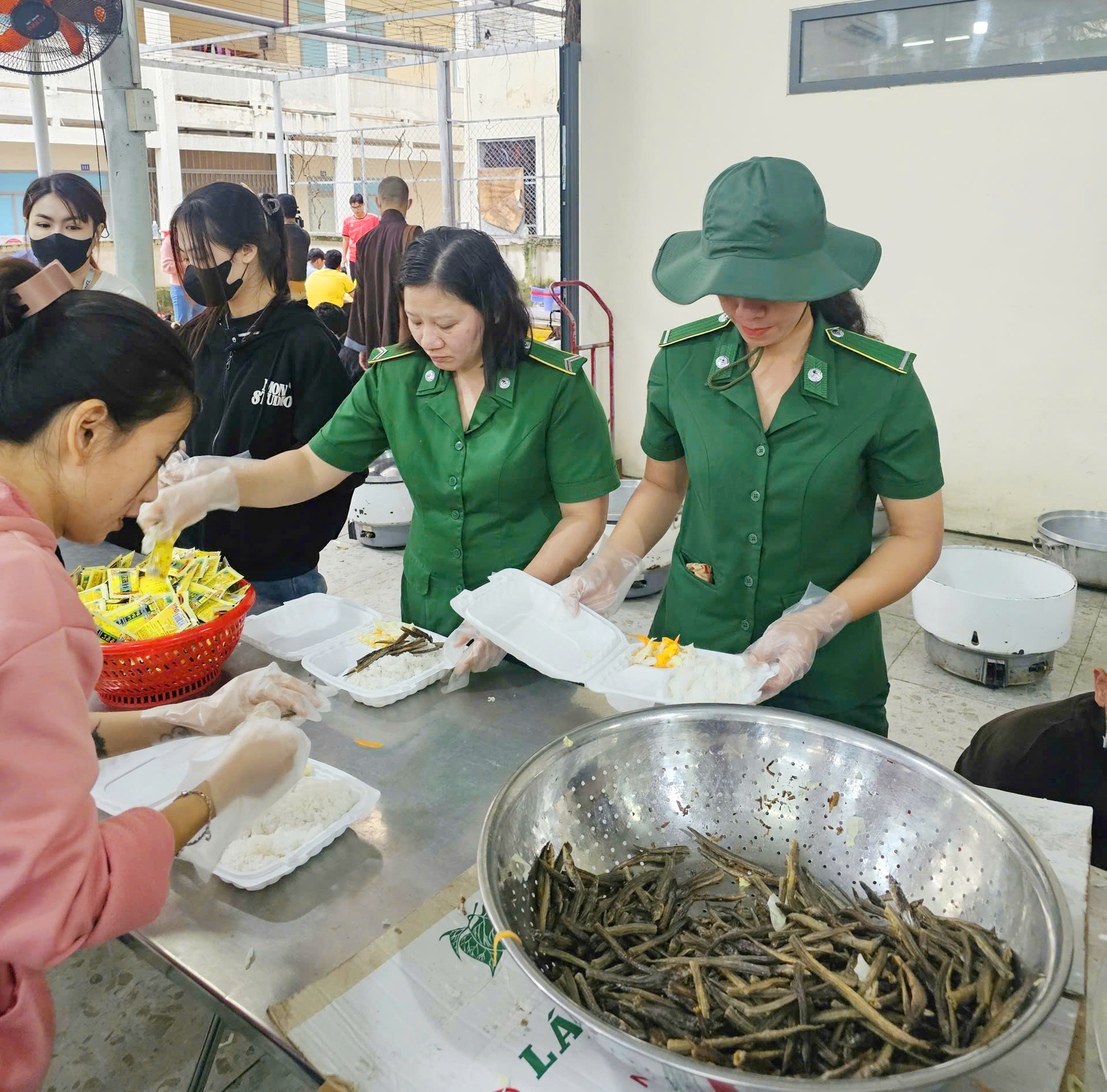 Thanh niên xung phong TP.HCM lên đường trong đêm, tiếp sức Khánh Hòa vượt lũ lịch sử- Ảnh 7.