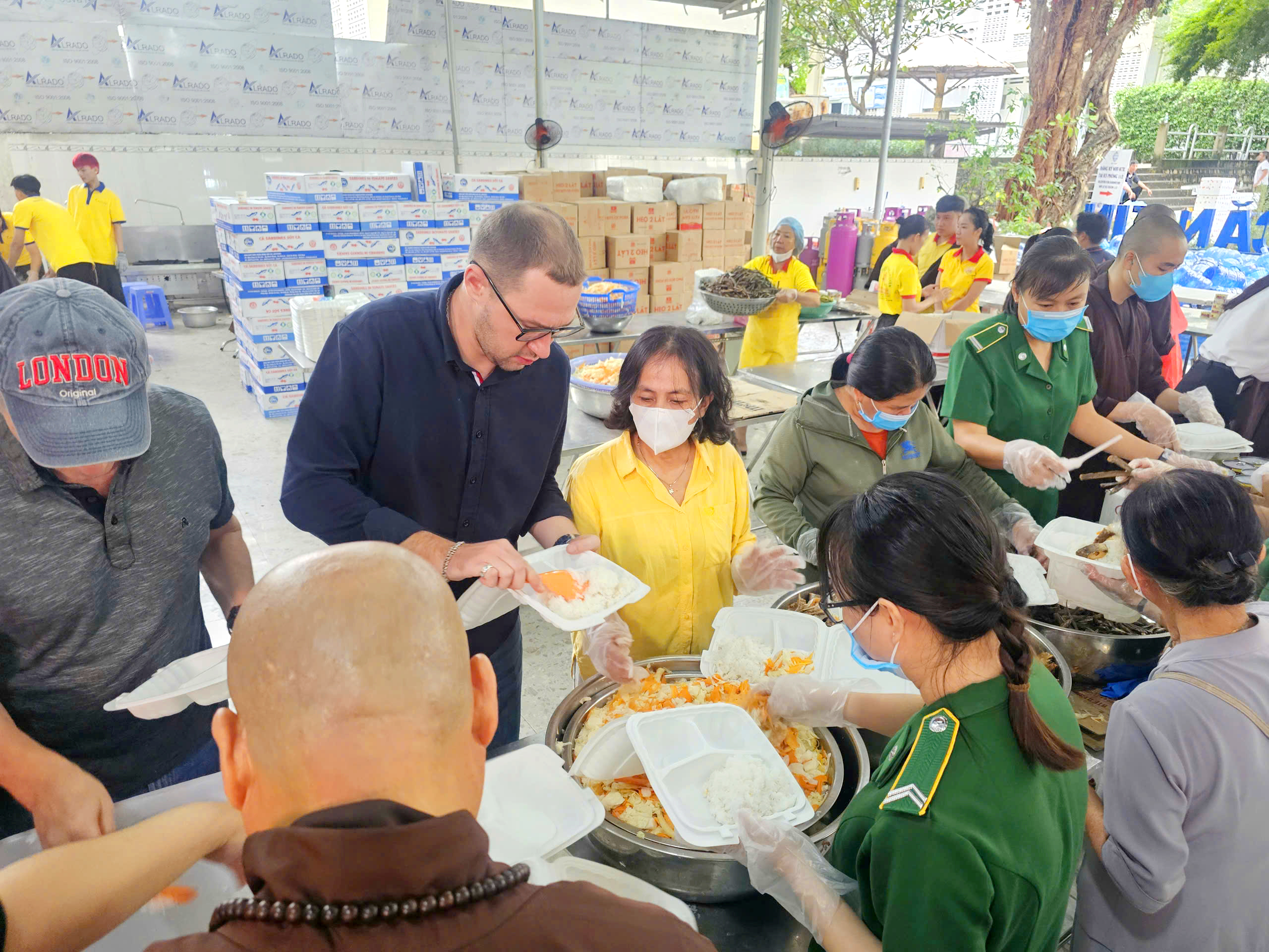 Thanh niên xung phong TP.HCM lên đường trong đêm, tiếp sức Khánh Hòa vượt lũ lịch sử- Ảnh 9.
