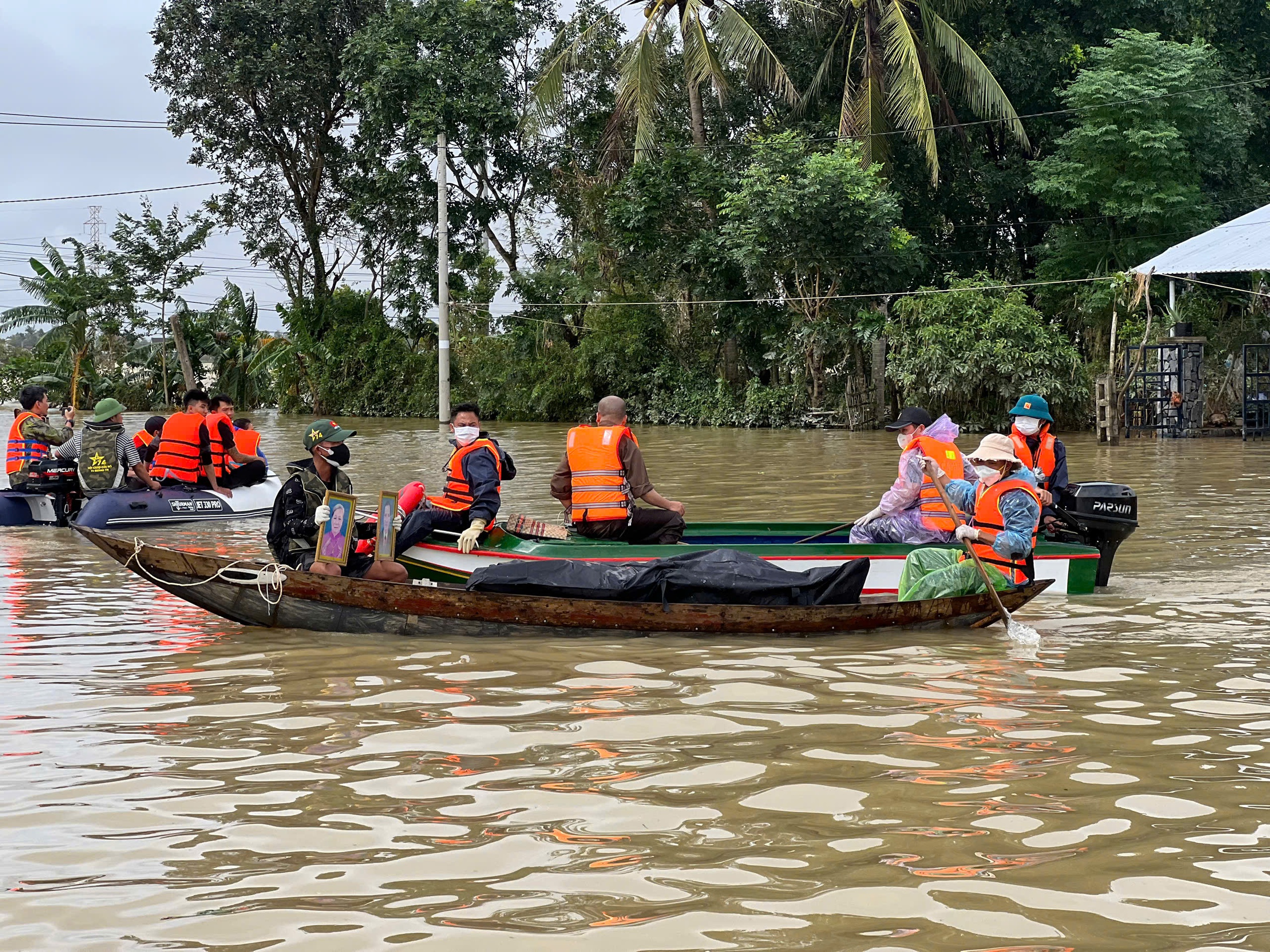 Thắt lòng chứng kiến thi thể ông bà cụ ở Hòa Xuân trong trận lũ lịch sử- Ảnh 5.