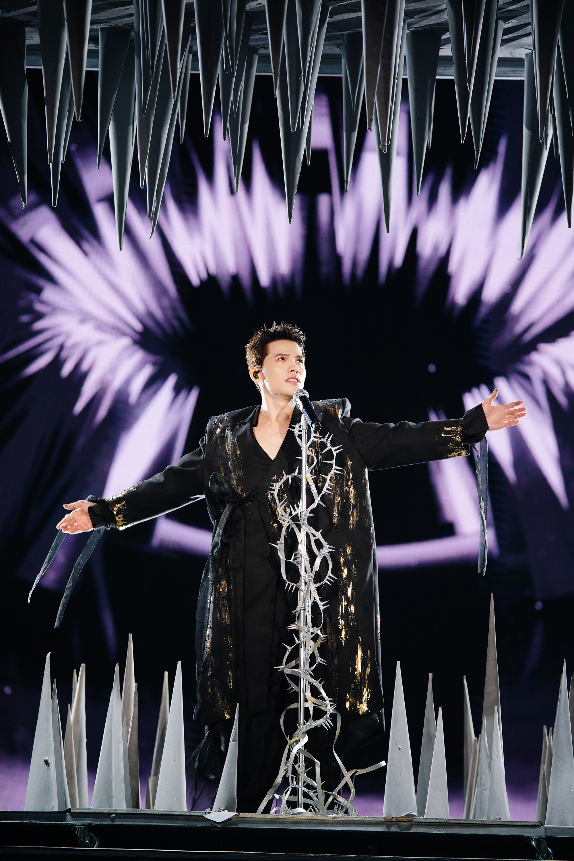 Quốc Thiên cõng Hòa Minzy trên sân khấu - Ảnh 3.