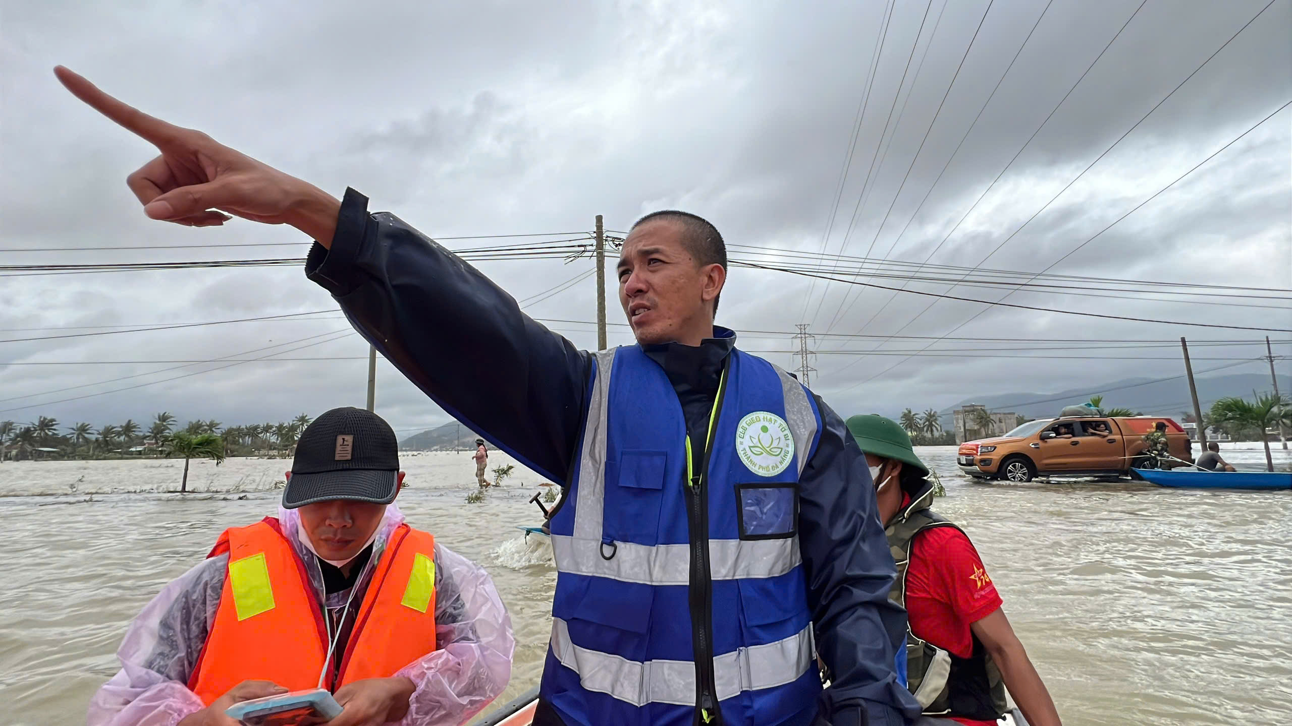 Thắt lòng chứng kiến thi thể ông bà cụ ở Hòa Xuân trong trận lũ lịch sử- Ảnh 1.
