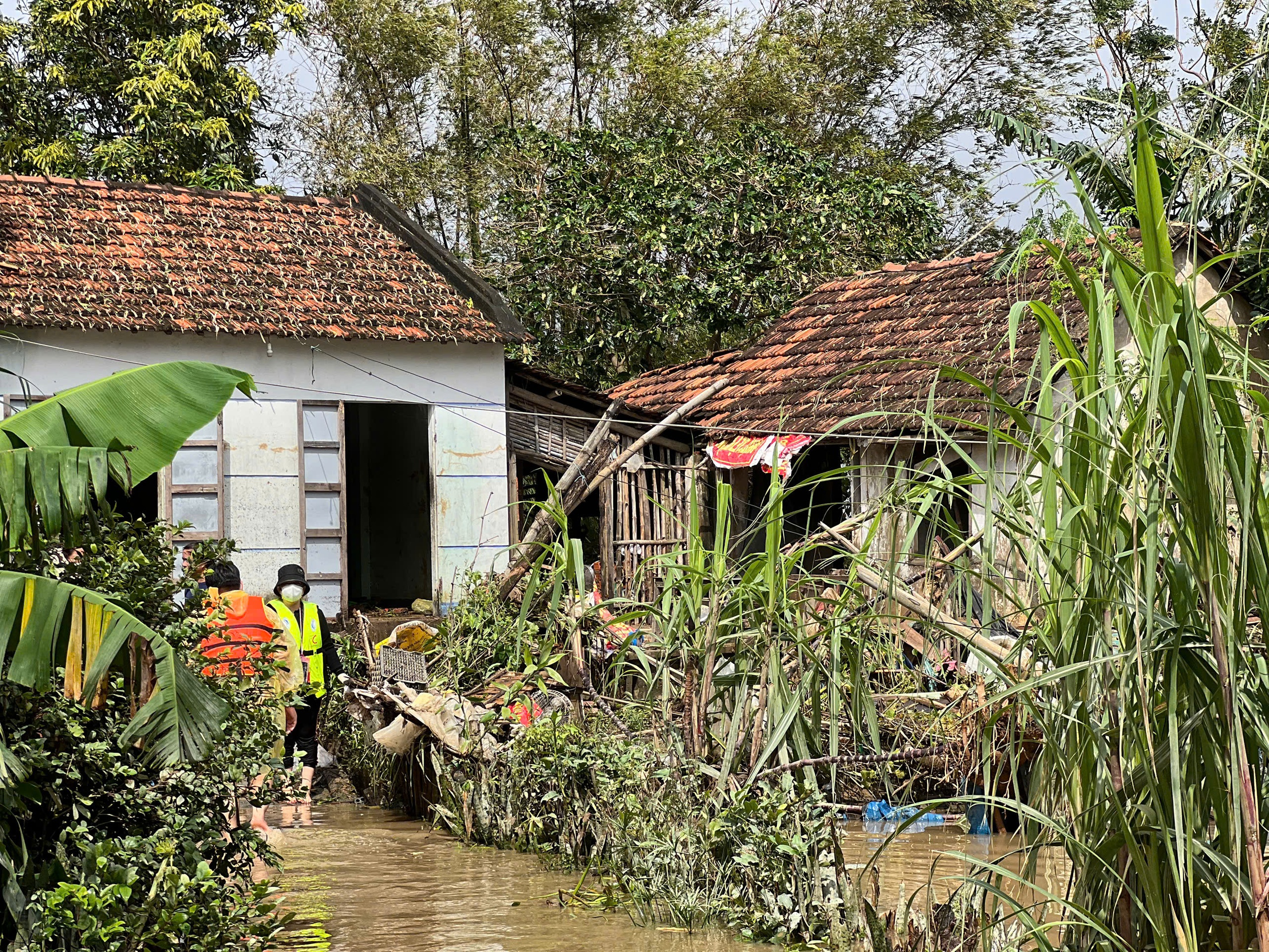 Thắt lòng chứng kiến thi thể ông bà cụ ở Hòa Xuân trong trận lũ lịch sử- Ảnh 3.