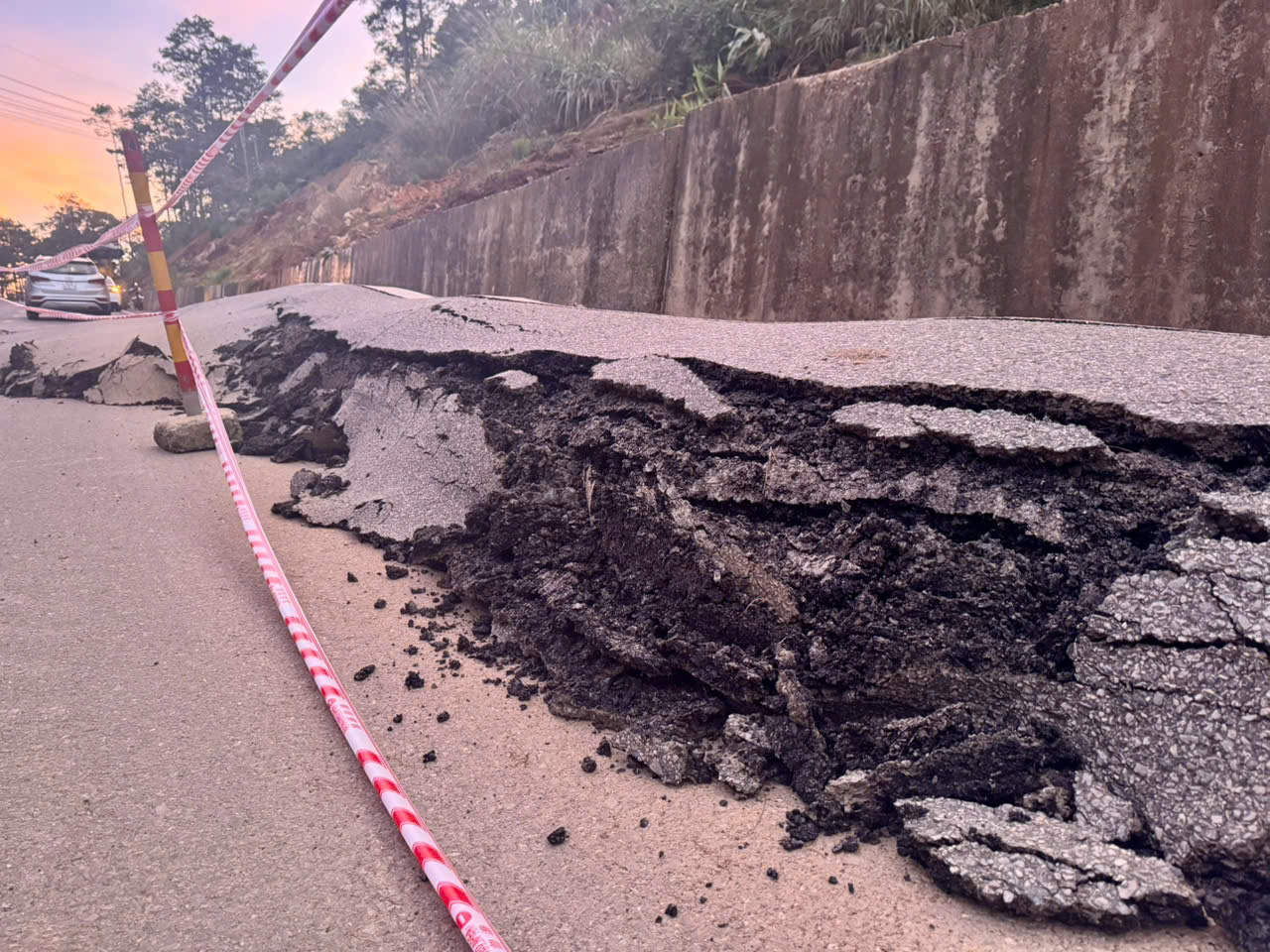 Quảng Ngãi: Tiếp tục sạt lở trên QL24 đoạn qua xã Măng Đen- Ảnh 2.