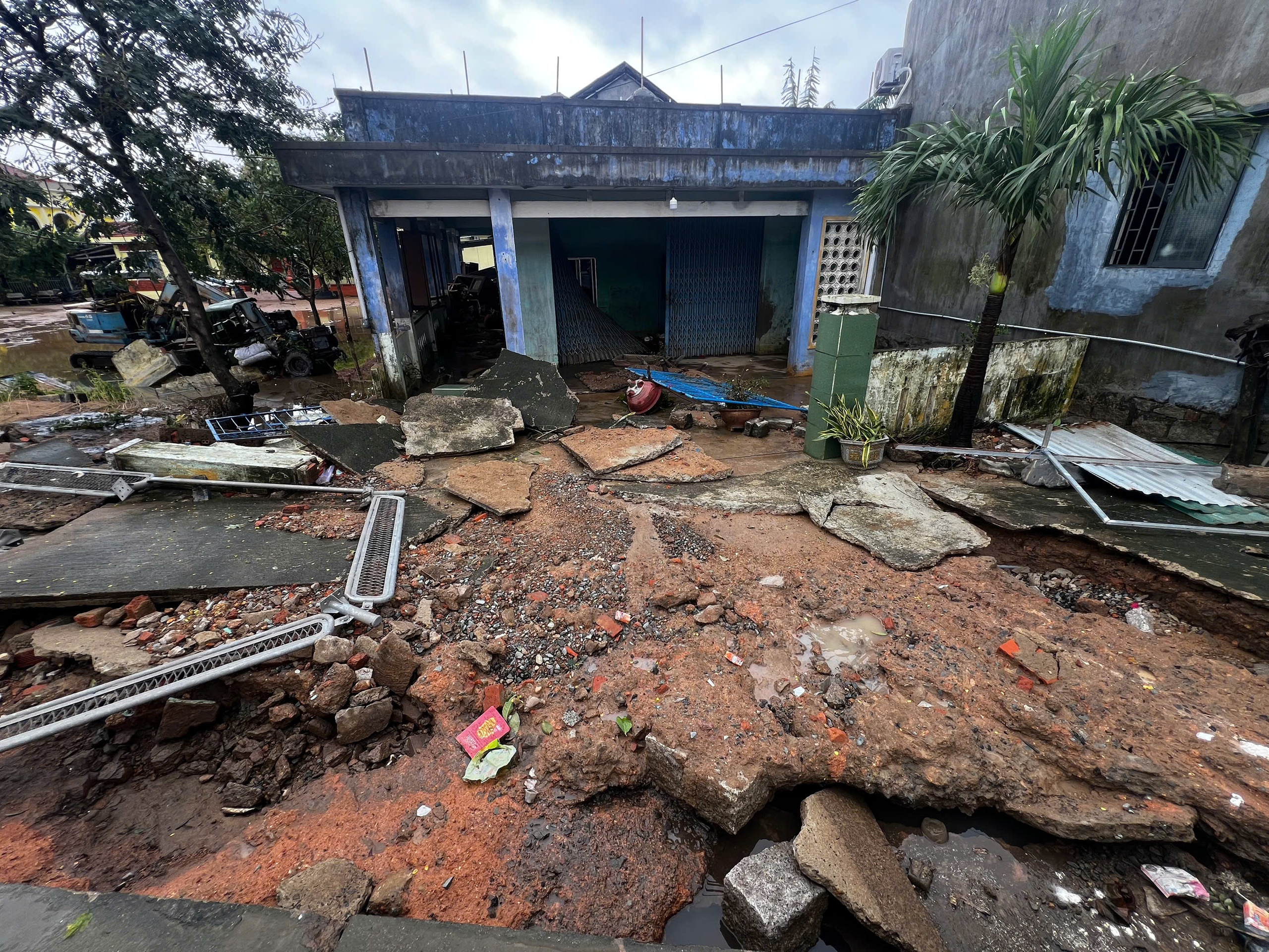 Xã Hòa Xuân (Phú Yên cũ) sau lũ dữ: Nhà cửa tan hoang, lòng người đau xót- Ảnh 5.