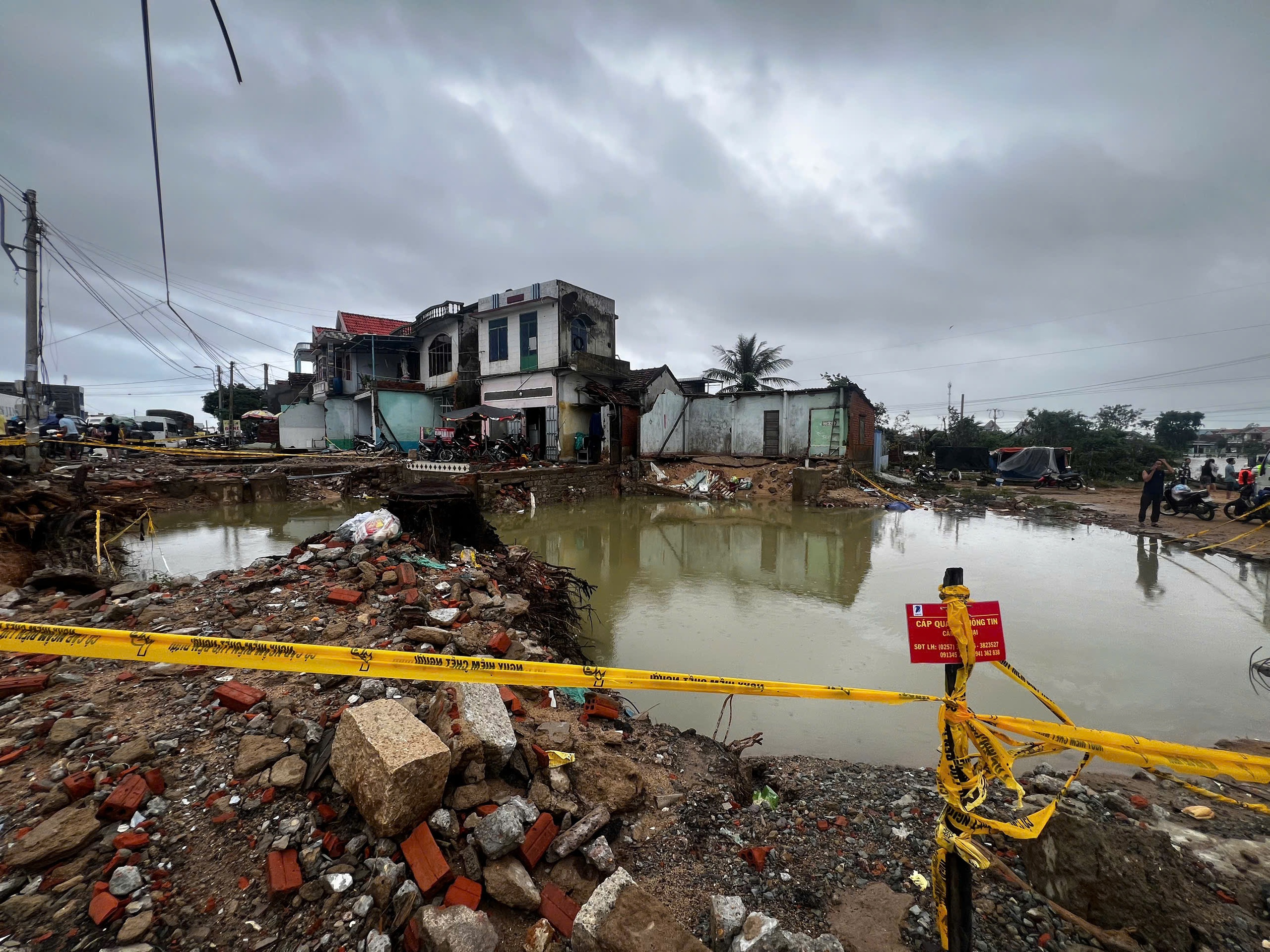 Xã Hòa Xuân (Phú Yên cũ) sau lũ dữ: Nhà cửa tan hoang, lòng người đau xót- Ảnh 8.