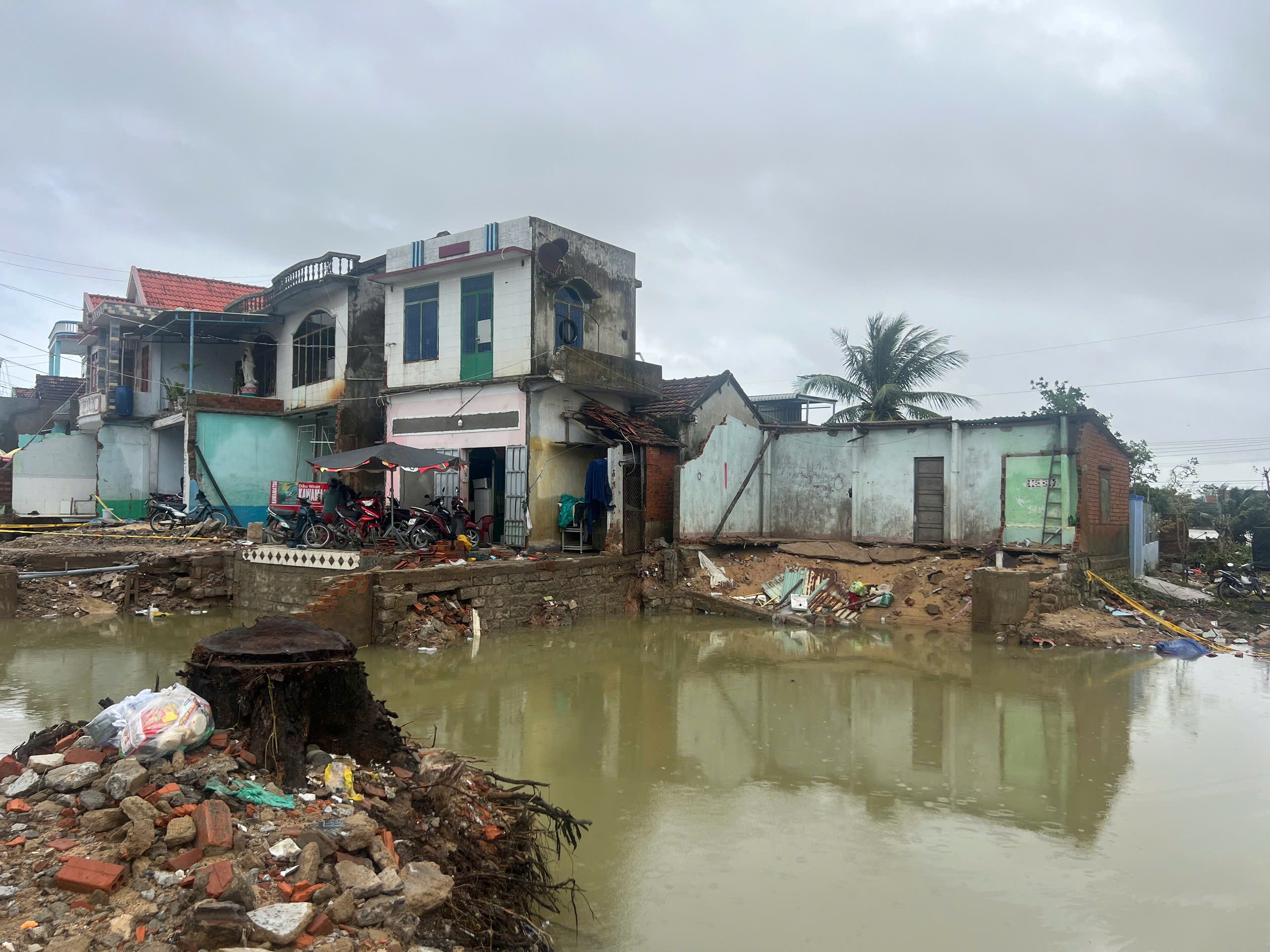 Xã Hòa Xuân (Phú Yên cũ) sau lũ dữ: Nhà cửa tan hoang, lòng người đau xót- Ảnh 3.