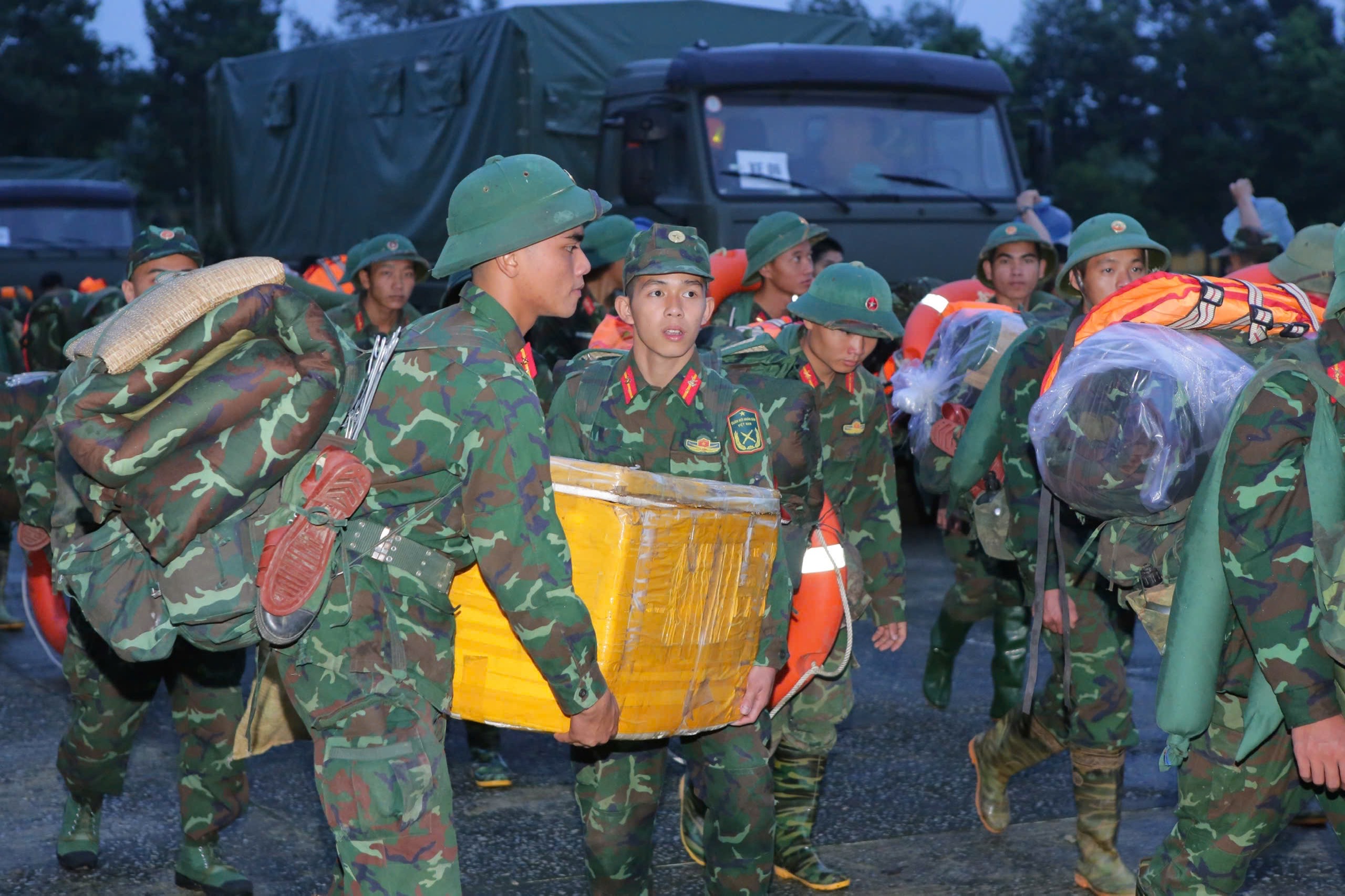 Vào rốn ngập Hòa Thịnh, Sư đoàn 315 cùng dân vực dậy sau lũ dữ- Ảnh 3.