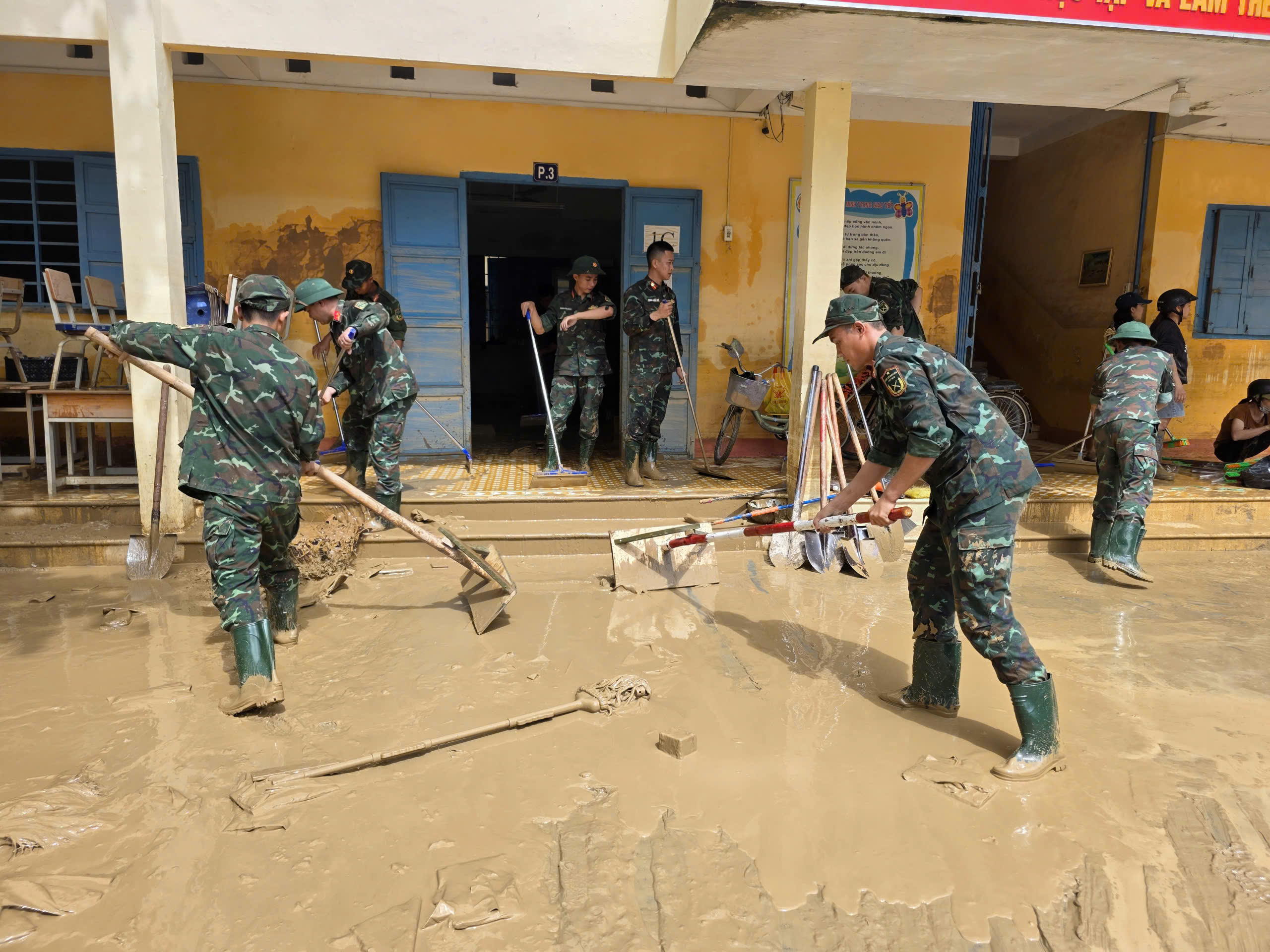 Khánh Hòa: Trường học ngổn ngang bùn đất sau lũ lịch sử - Ảnh 4.