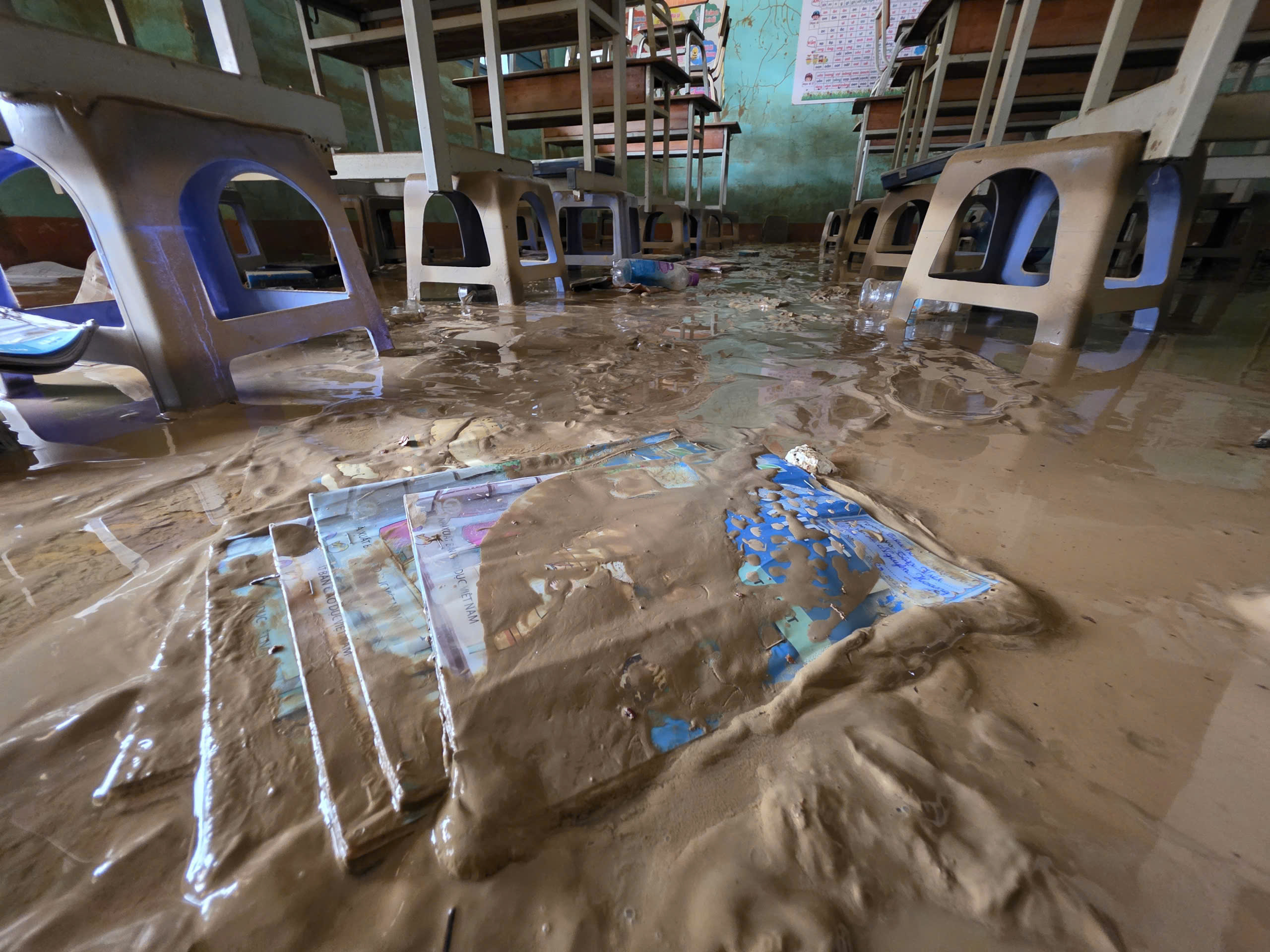 Khánh Hòa: Trường học ngổn ngang bùn đất sau lũ lịch sử - Ảnh 13.