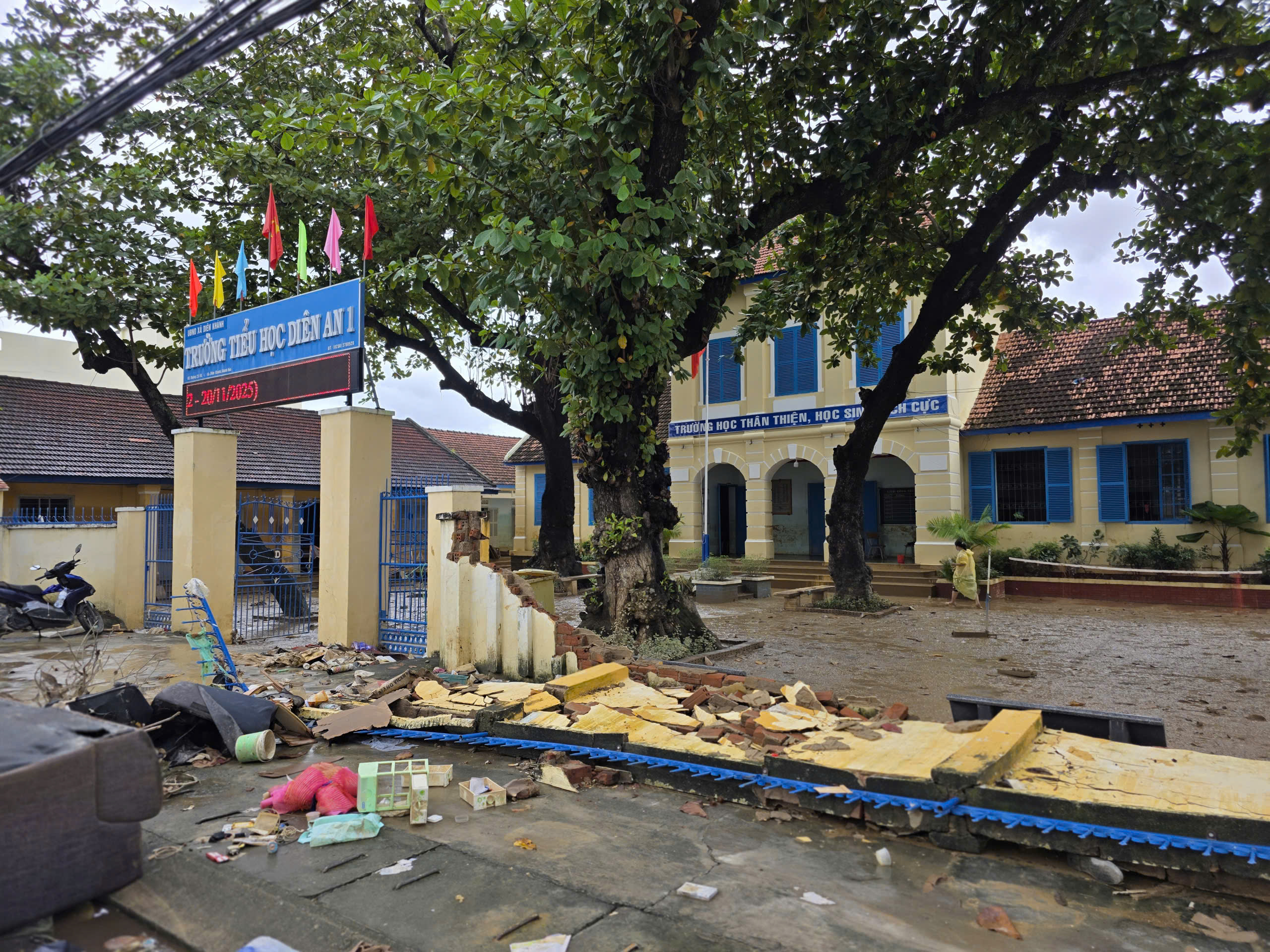 Khánh Hòa: Trường học ngổn ngang bùn đất sau lũ lịch sử - Ảnh 12.