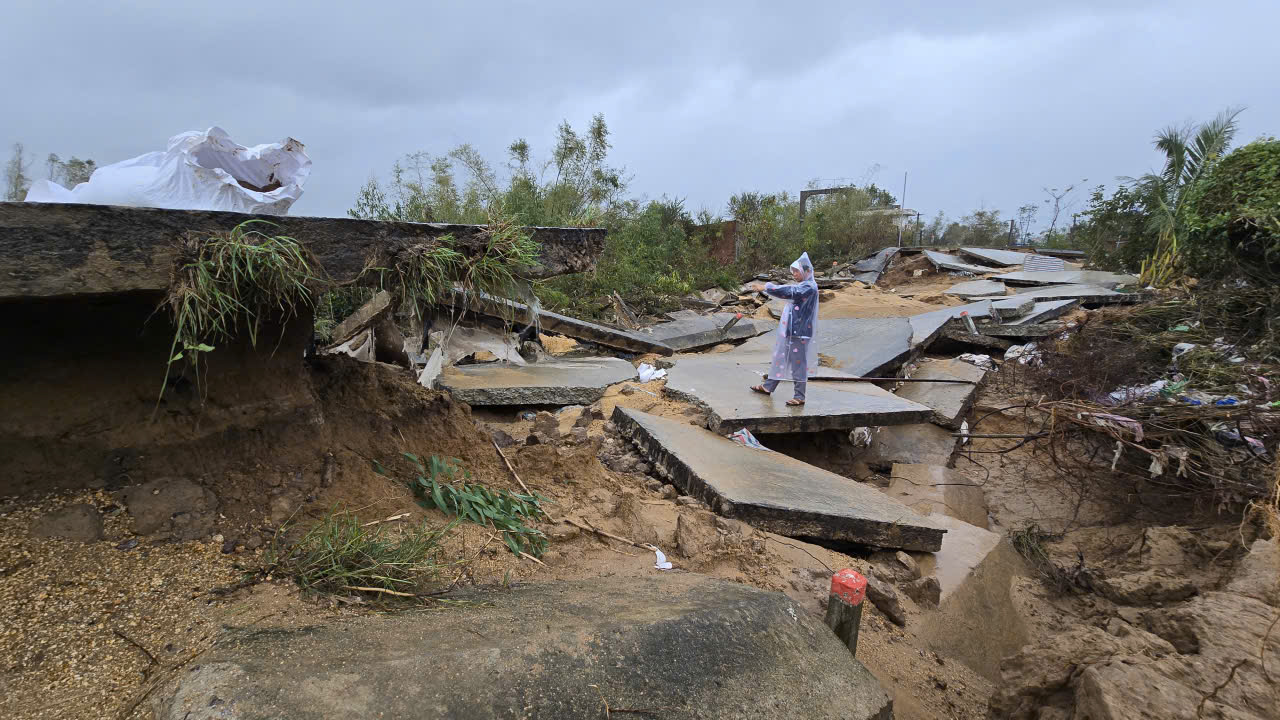 Đê phụ Vân Hội tan hoang sau mưa lũ - Ảnh 2.