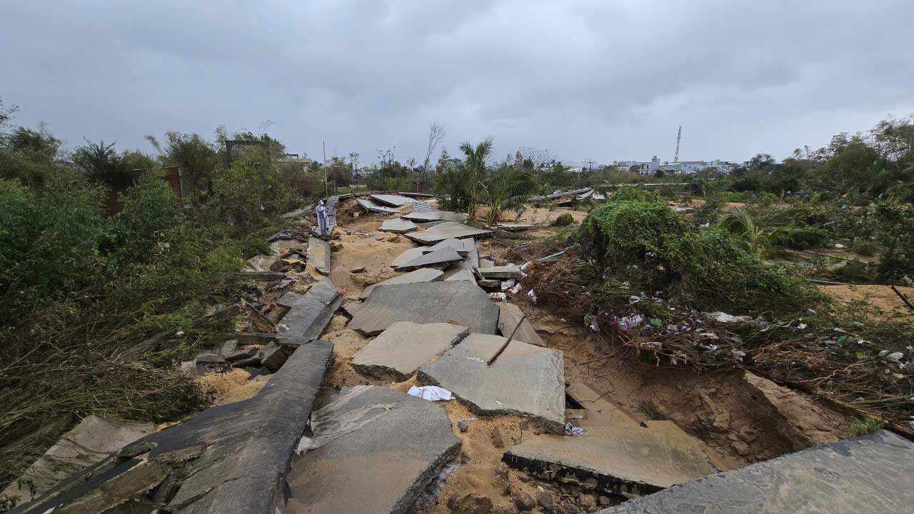 Đê phụ Vân Hội tan hoang sau mưa lũ - Ảnh 1.