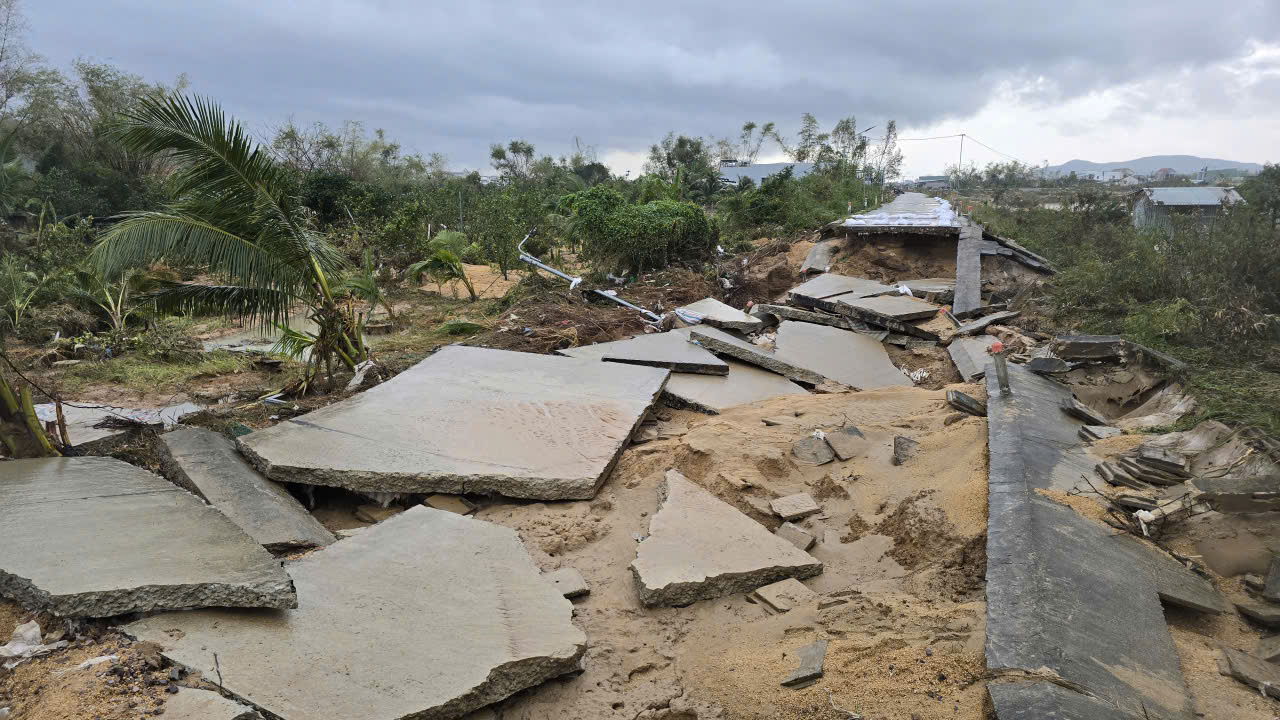 Đê phụ Vân Hội tan hoang sau mưa lũ - Ảnh 4.