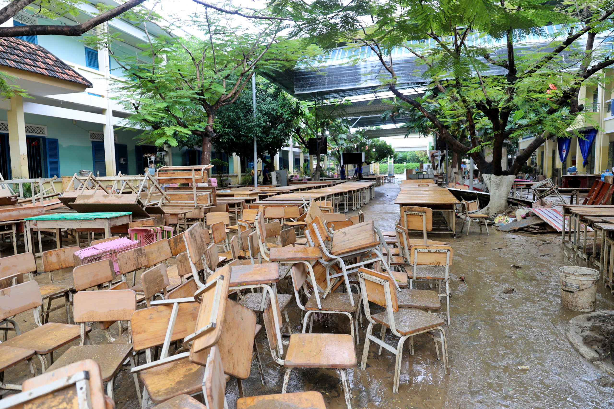 Khánh Hòa: Trường học ngổn ngang bùn đất sau lũ lịch sử - Ảnh 5.