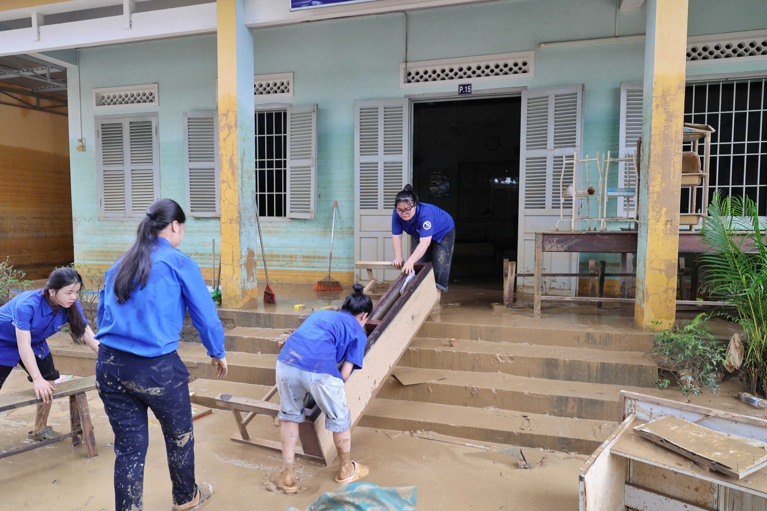 Khánh Hòa: Trường học ngổn ngang bùn đất sau lũ lịch sử - Ảnh 3.