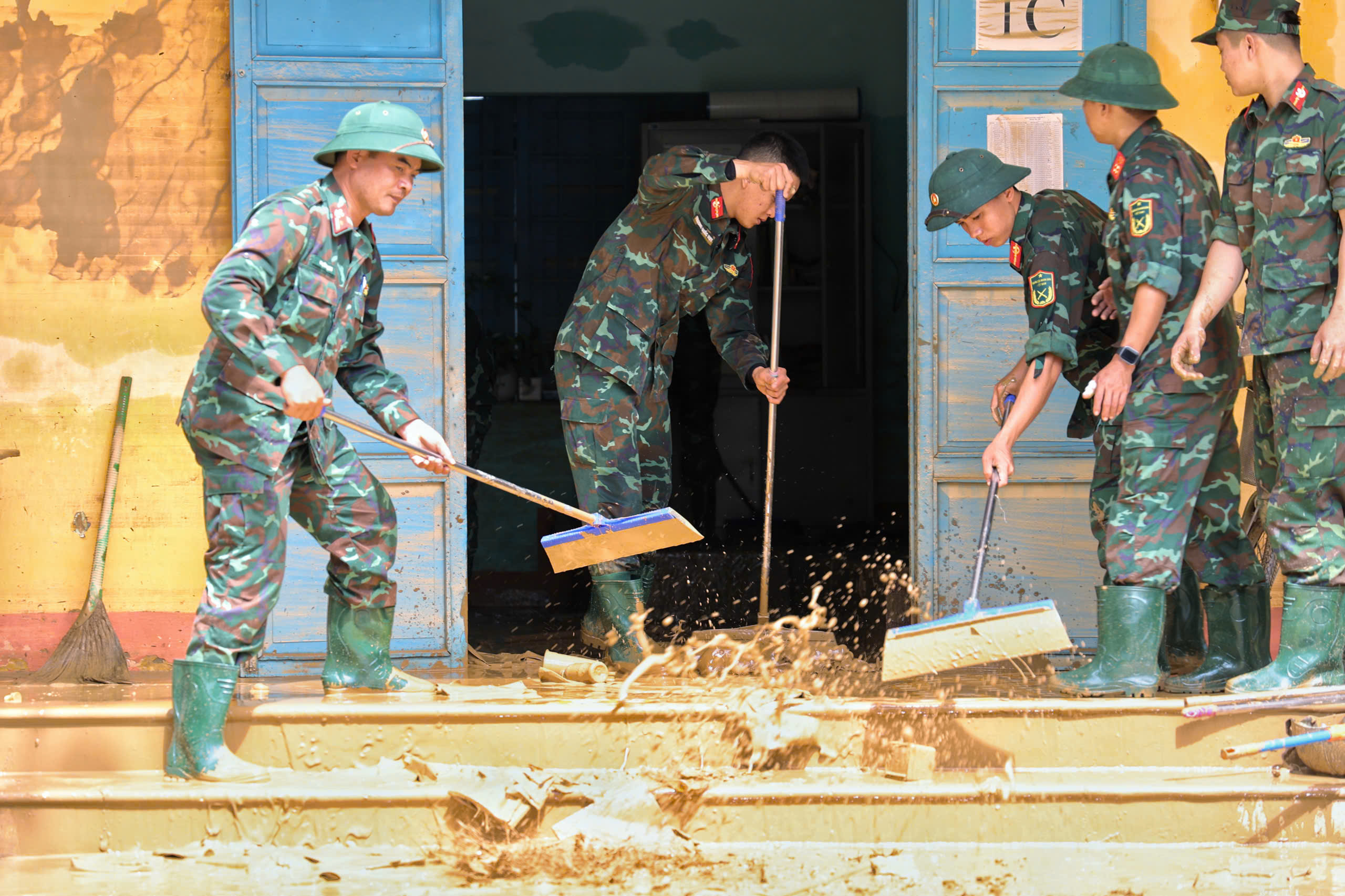 Khánh Hòa: Trường học ngổn ngang bùn đất sau lũ lịch sử - Ảnh 11.