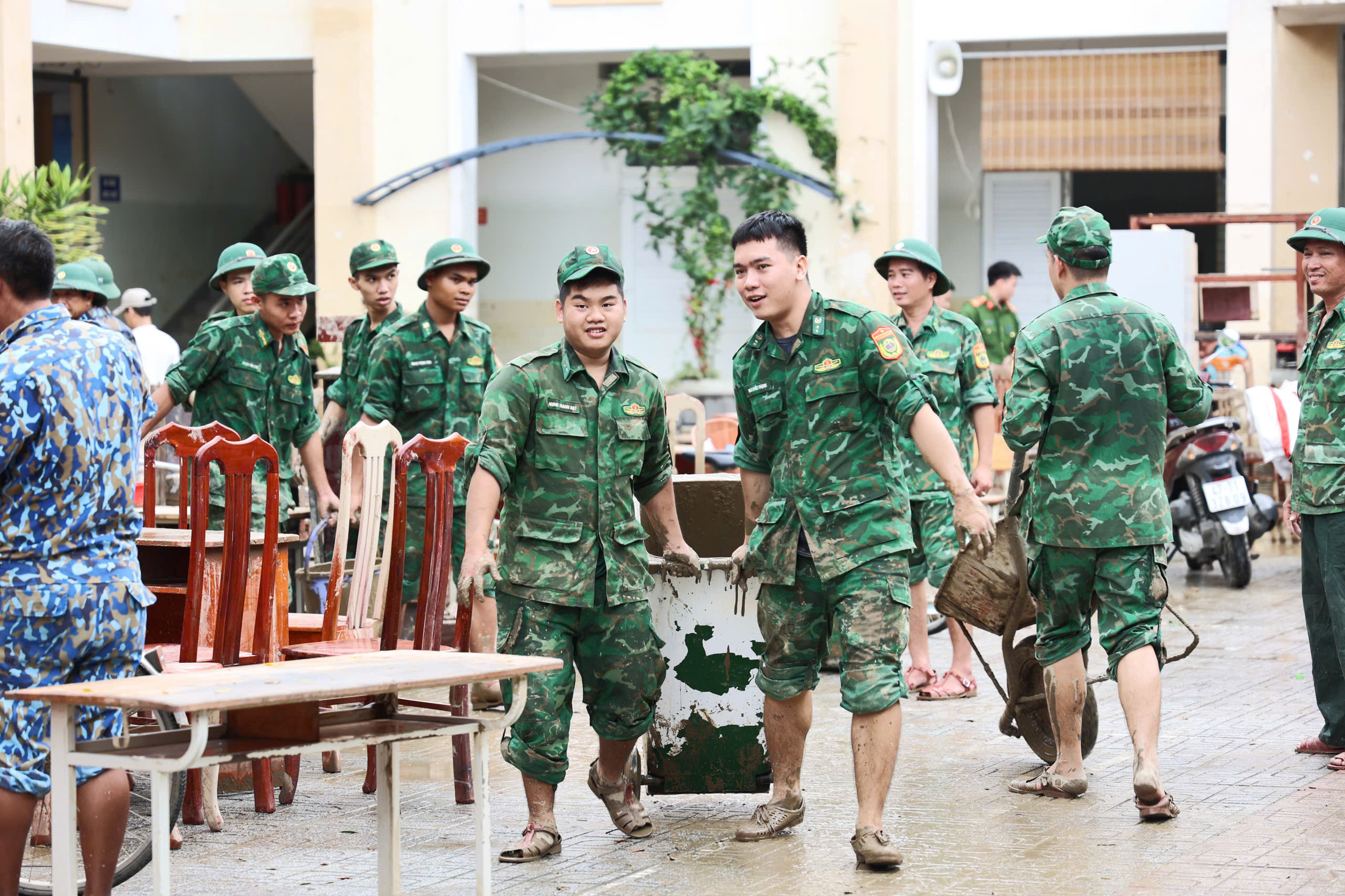 Khánh Hòa: Trường học ngổn ngang bùn đất sau lũ lịch sử - Ảnh 14.