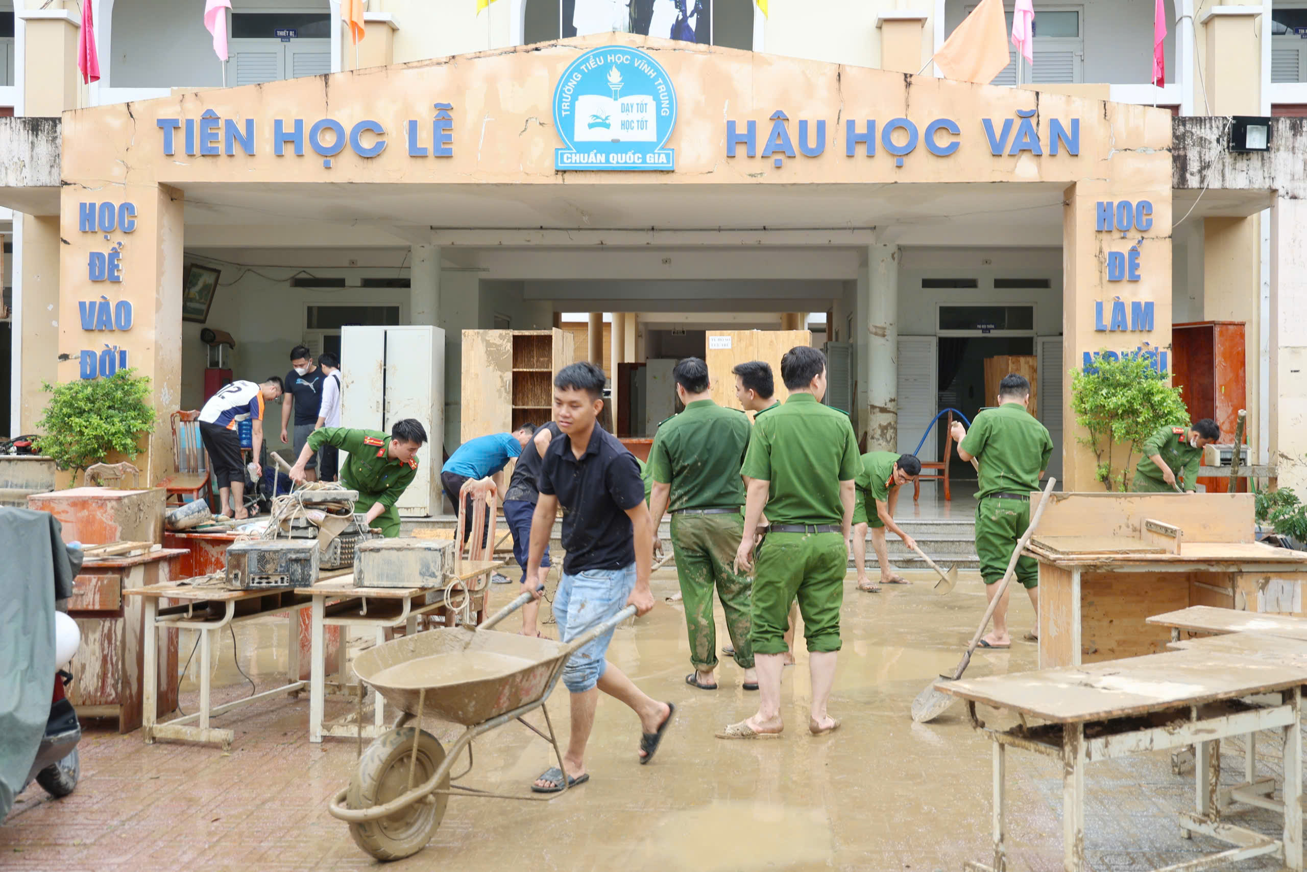 Khánh Hòa: Trường học ngổn ngang bùn đất sau lũ lịch sử - Ảnh 9.