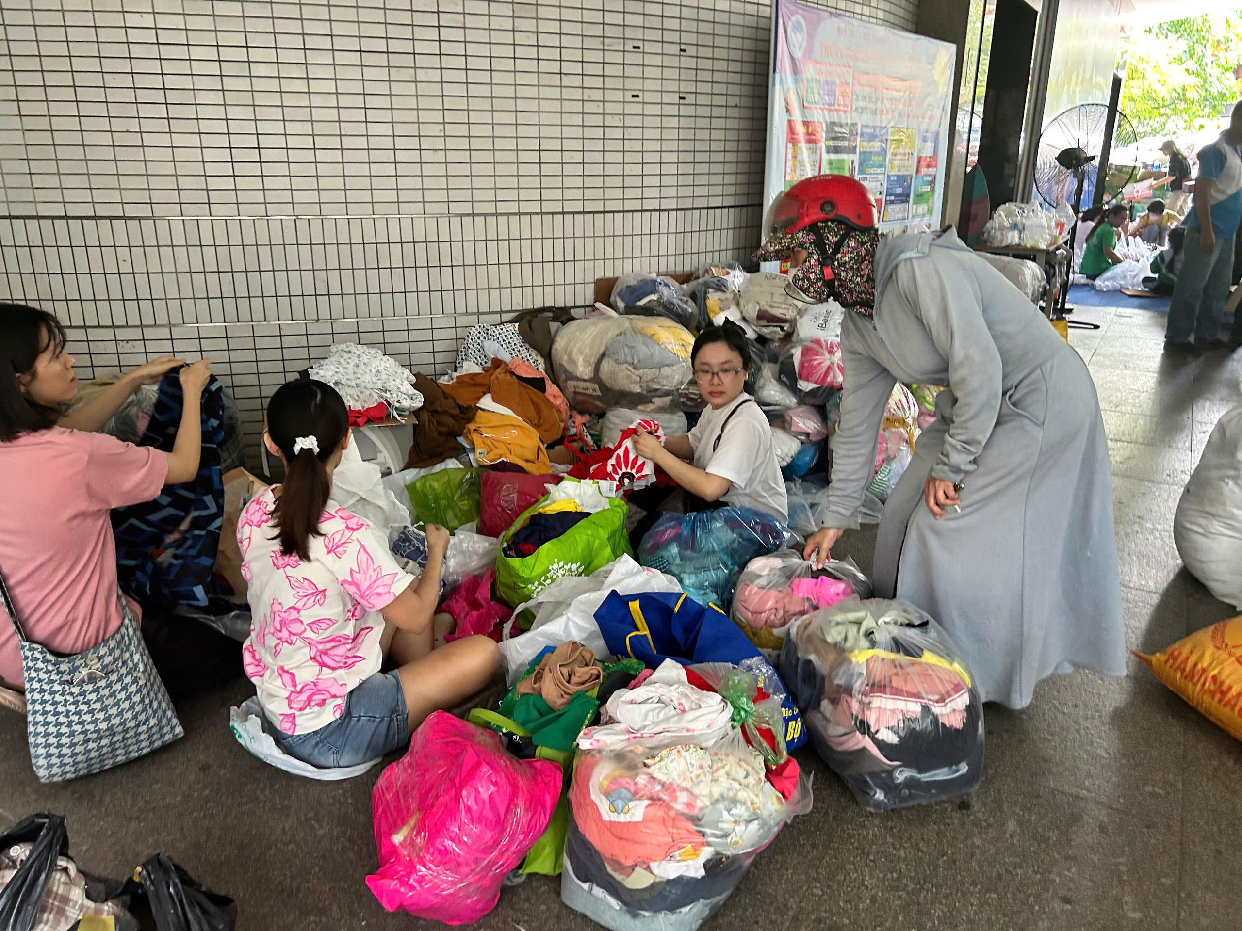 Con gái kêu cứu trợ lũ, mẹ tất tả gõ cửa cả xóm xin quần áo cũ- Ảnh 2.