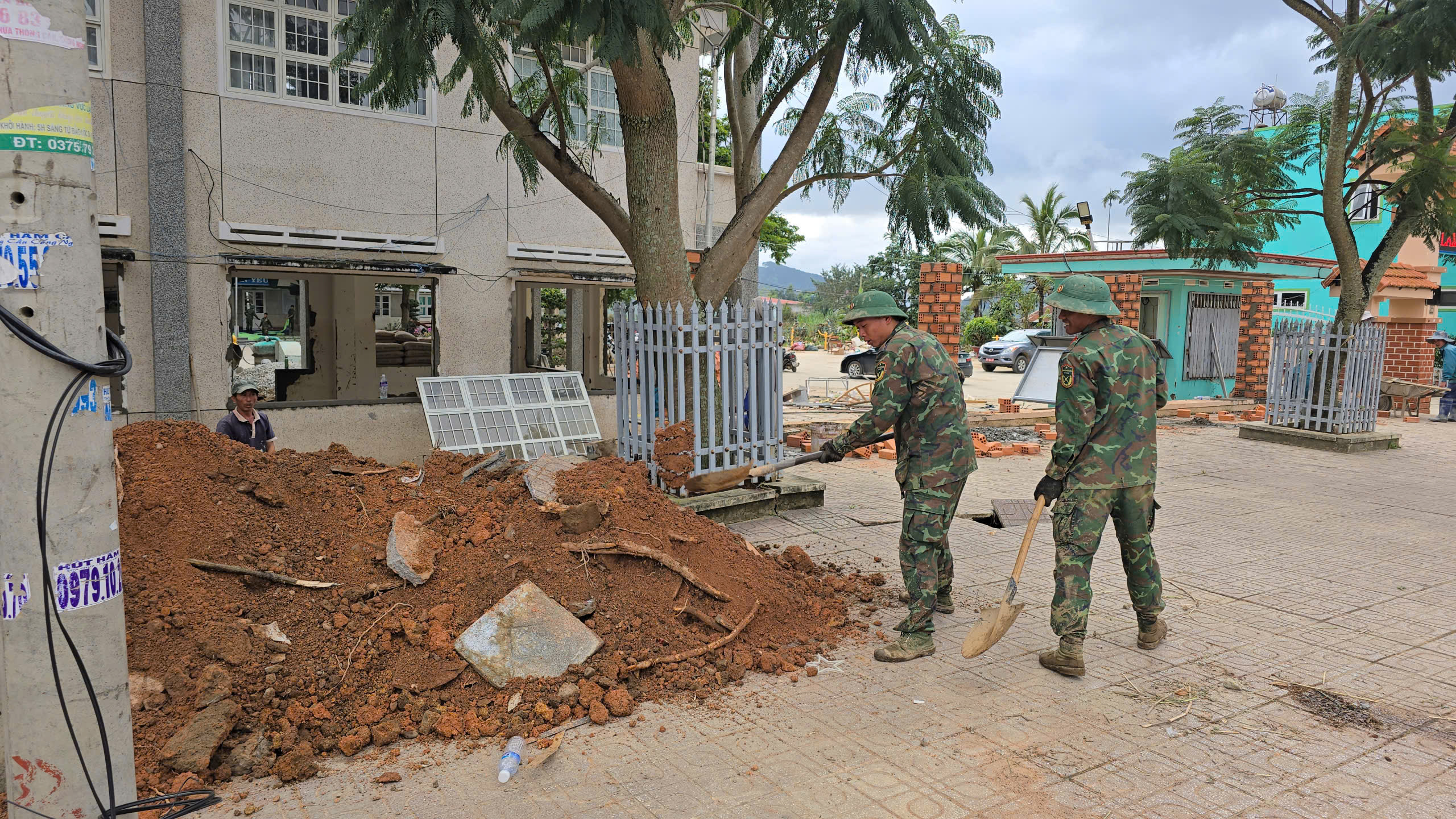 Lâm Đồng: Lũ lịch sử, trường học hư hỏng, học sinh chưa thể đến trường- Ảnh 7.