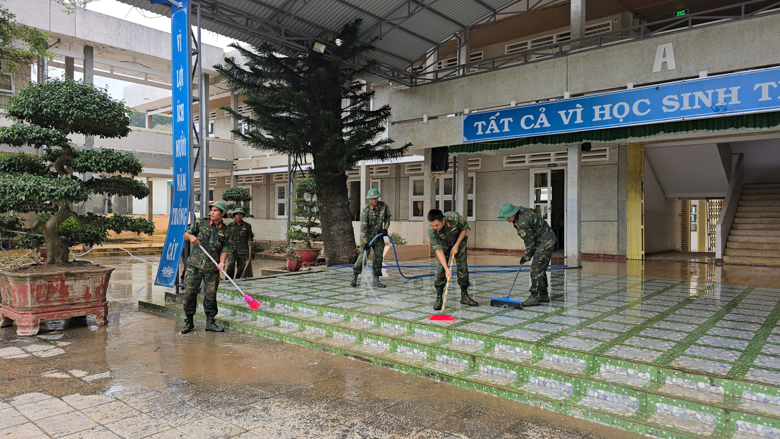 Lâm Đồng: Lũ lịch sử, trường học hư hỏng, học sinh chưa thể đến trường- Ảnh 1.