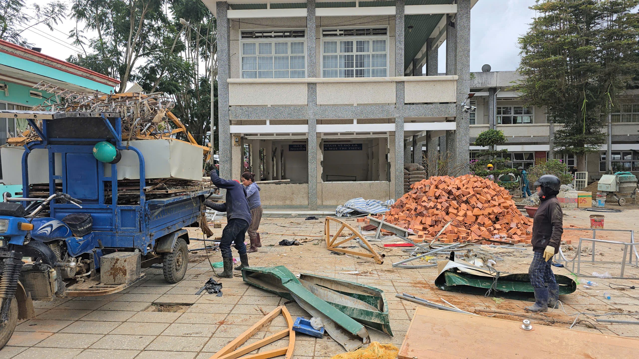 Lâm Đồng: Lũ lịch sử, trường học hư hỏng, học sinh chưa thể đến trường- Ảnh 4.