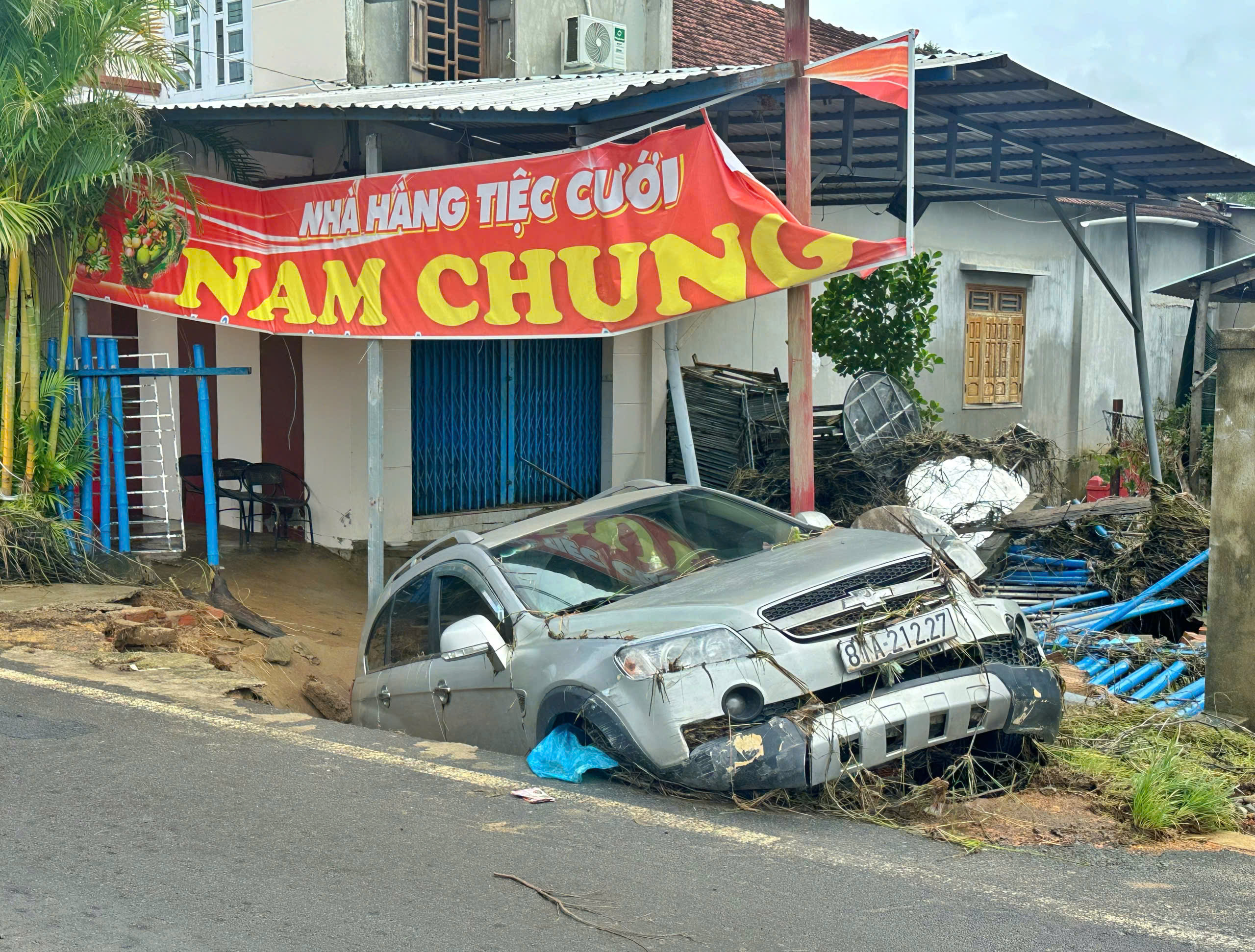 Rốn lũ Phú Yên cũ gượng dậy giữa đổ nát sau ngập lụt lịch sử- Ảnh 1.