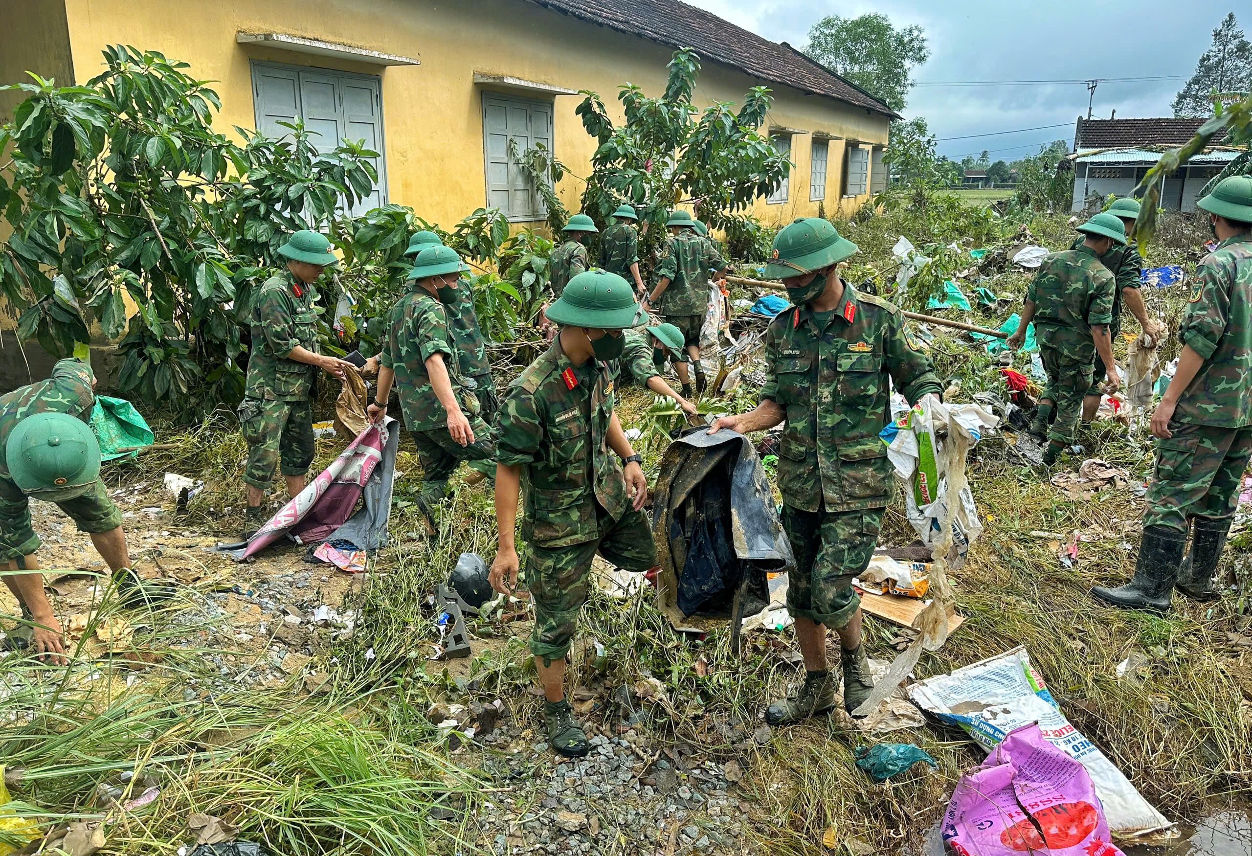 Rốn lũ Phú Yên cũ gượng dậy giữa đổ nát sau ngập lụt lịch sử- Ảnh 10.