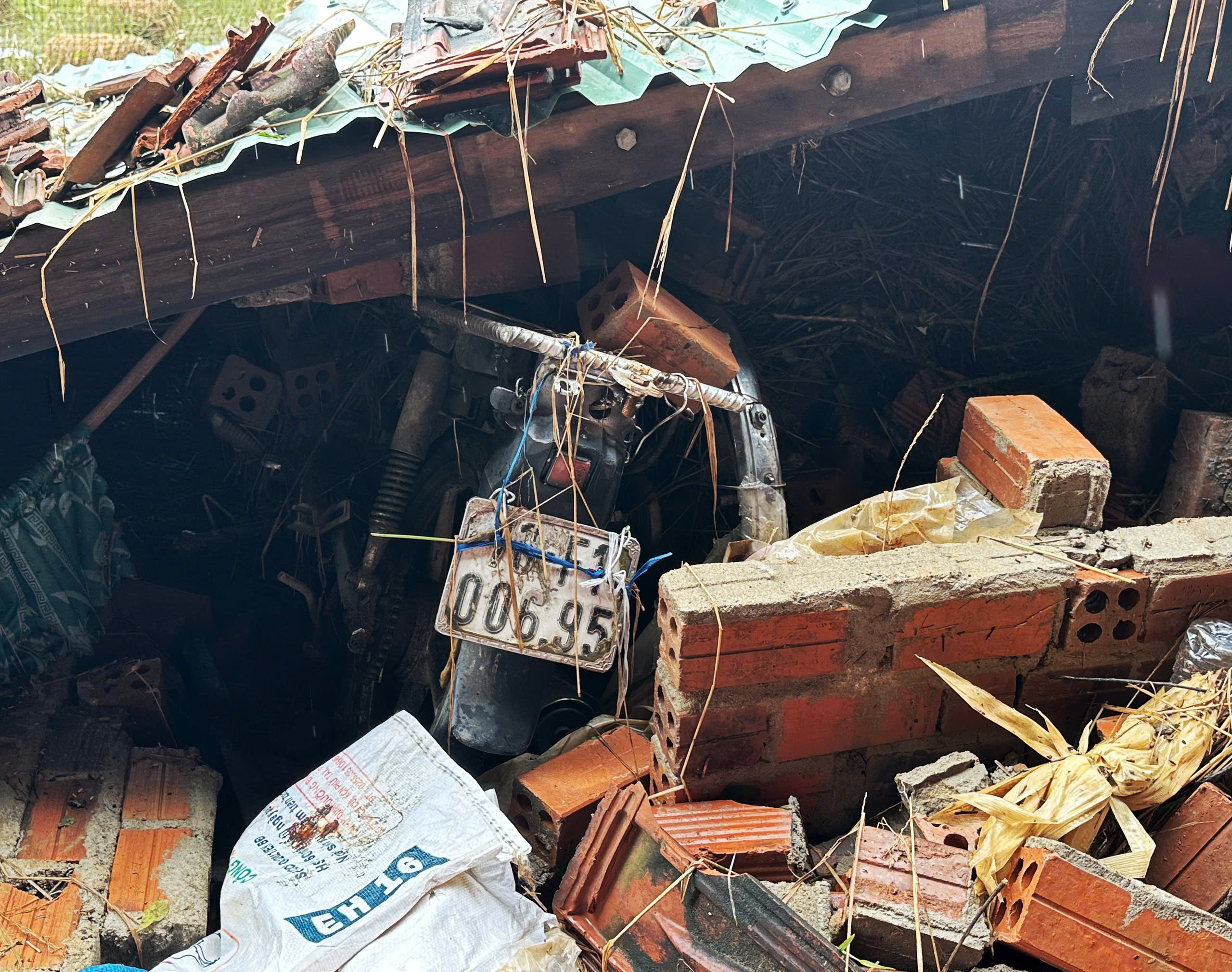 Rốn lũ Phú Yên cũ gượng dậy giữa đổ nát sau ngập lụt lịch sử- Ảnh 2.