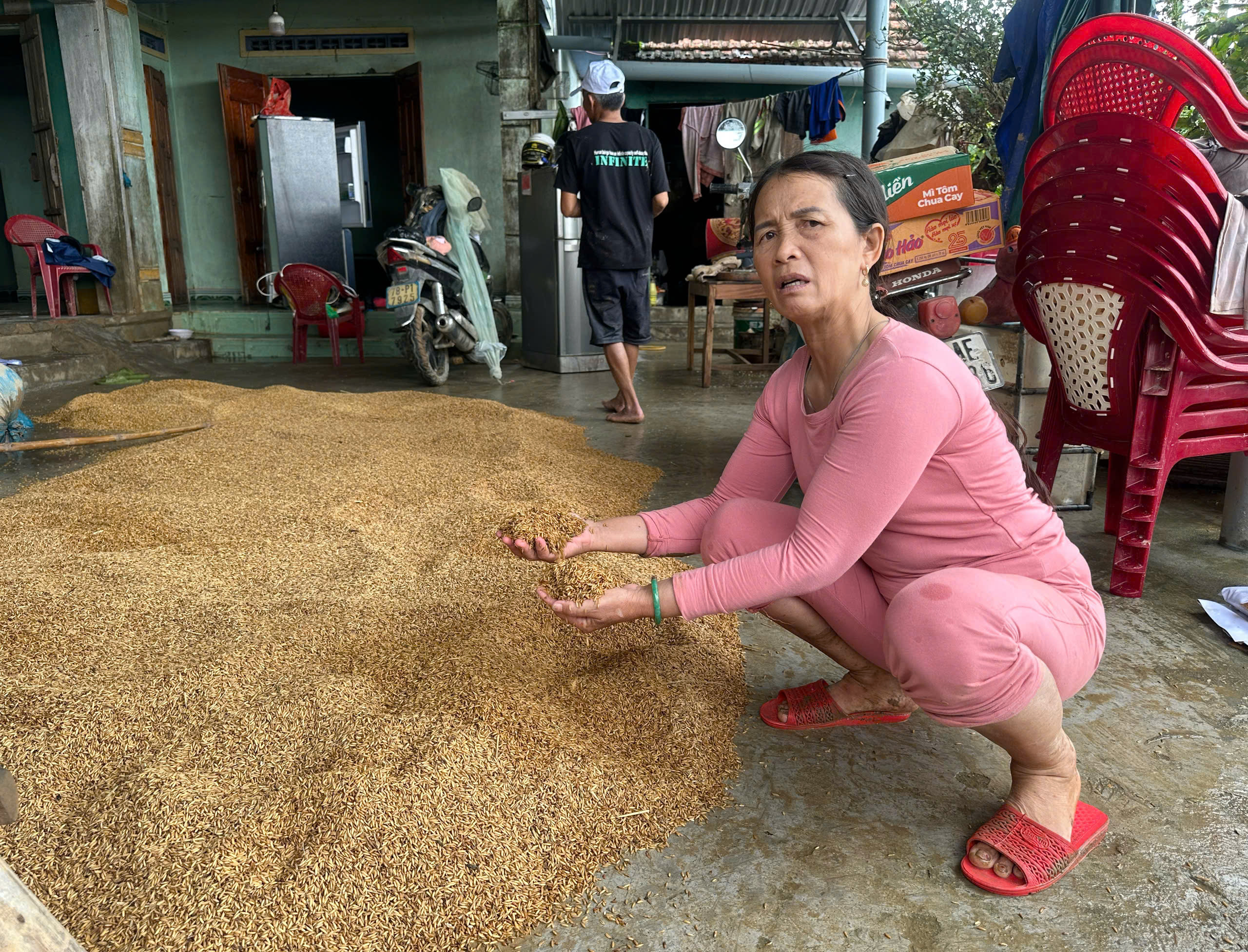 Rốn lũ Phú Yên cũ gượng dậy giữa đổ nát sau ngập lụt lịch sử- Ảnh 6.