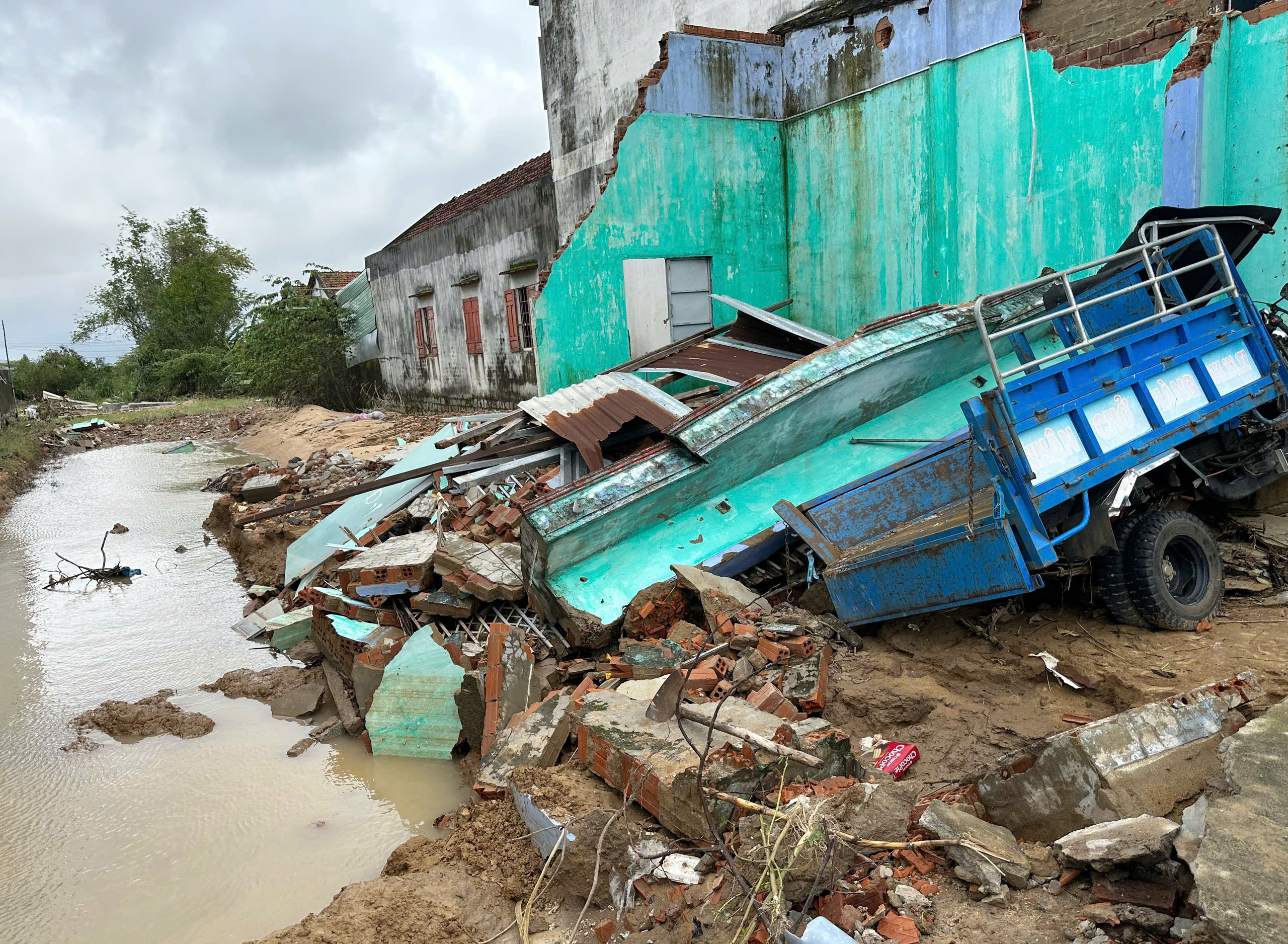 Rốn lũ Phú Yên cũ gượng dậy giữa đổ nát sau ngập lụt lịch sử- Ảnh 7.