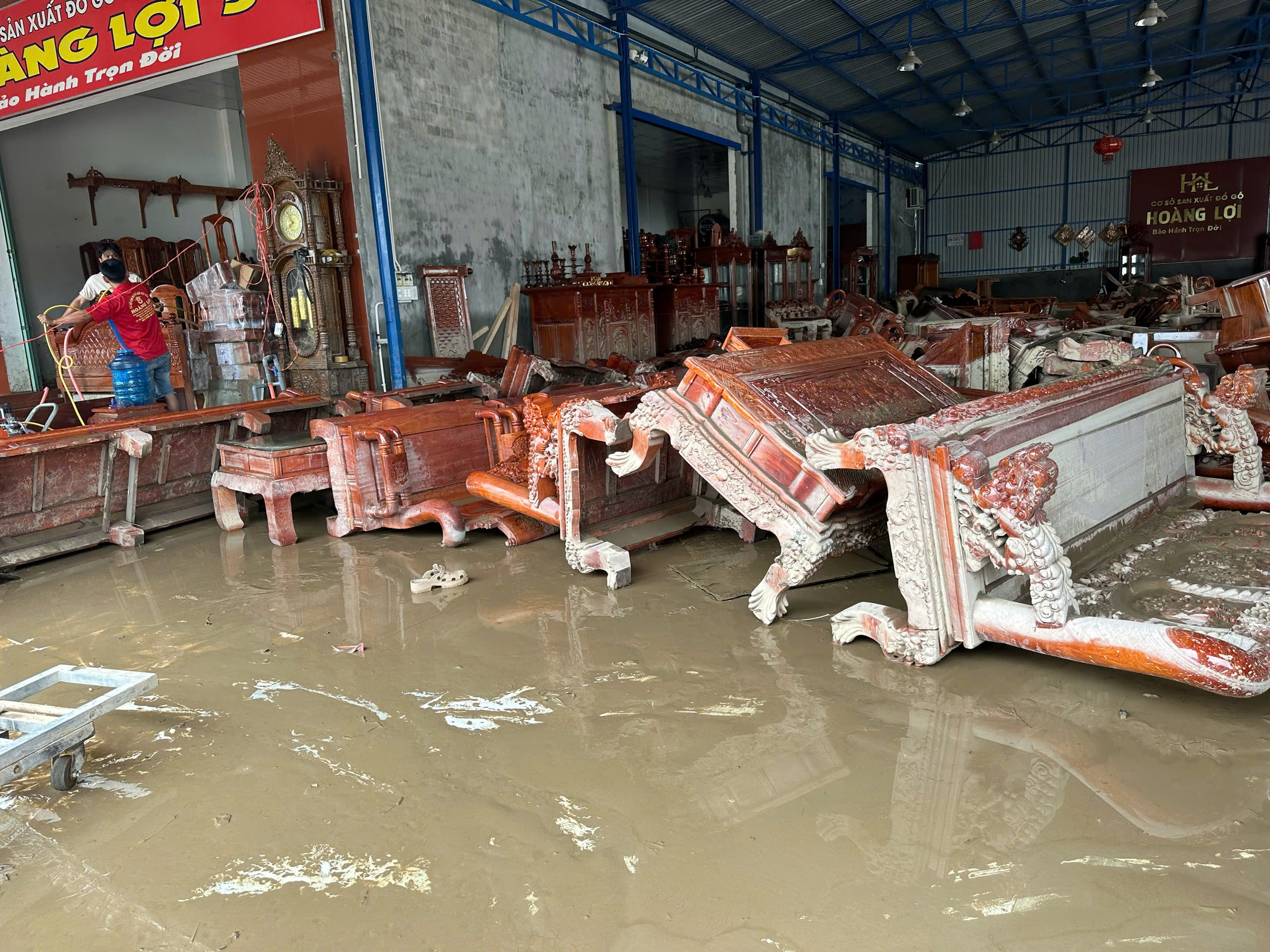 Rốn lũ Phú Yên cũ gượng dậy giữa đổ nát sau ngập lụt lịch sử- Ảnh 9.