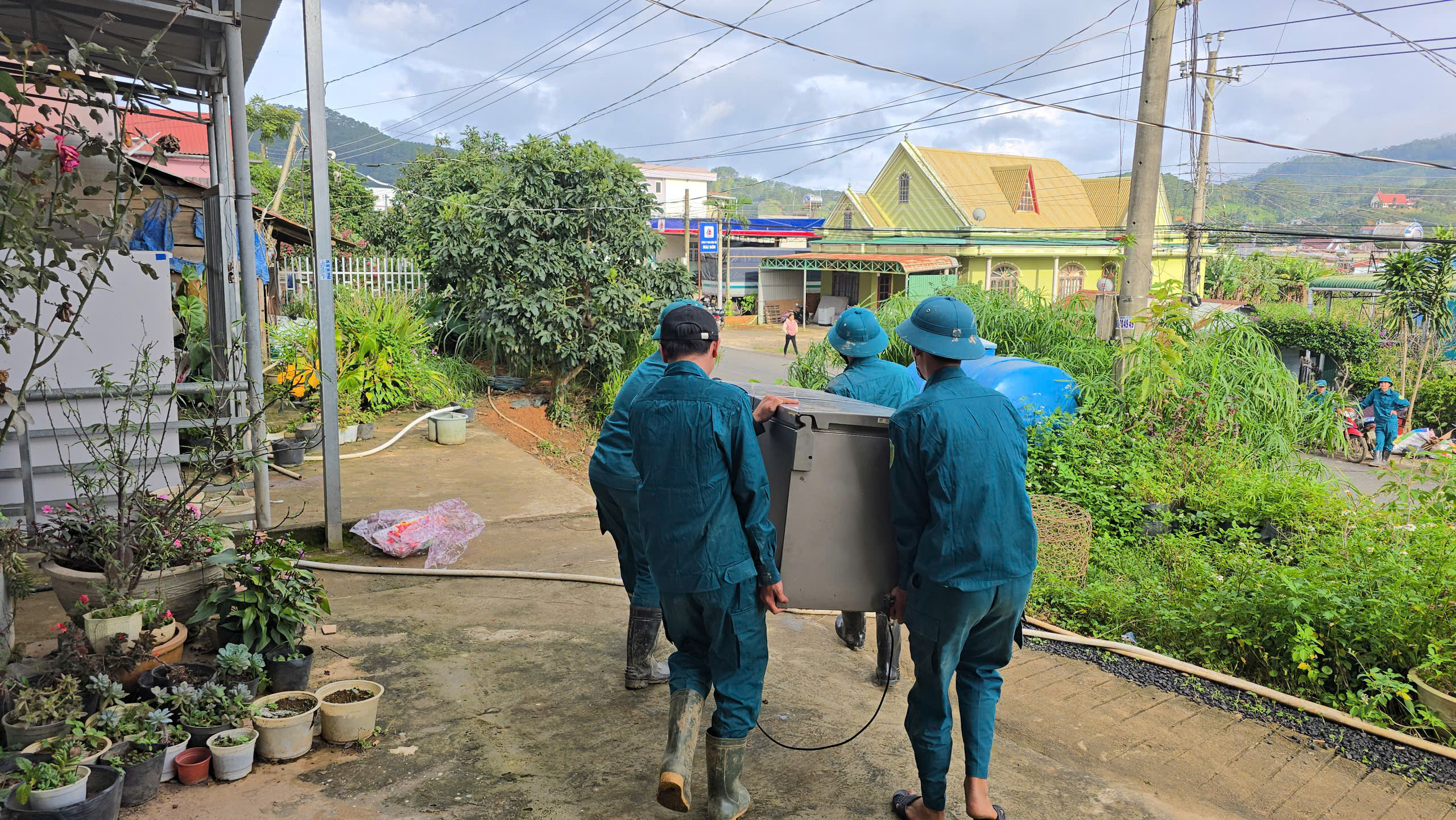 Di dời khẩn cấp cả khu dân cư do vết nứt dài trên đồi Ba Lá Xanh- Ảnh 4.