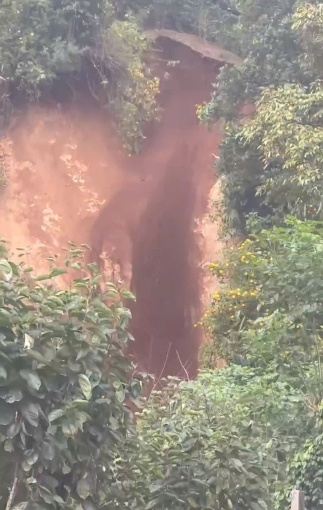 Di dời khẩn cấp cả khu dân cư do vết nứt dài trên đồi Ba Lá Xanh- Ảnh 6.