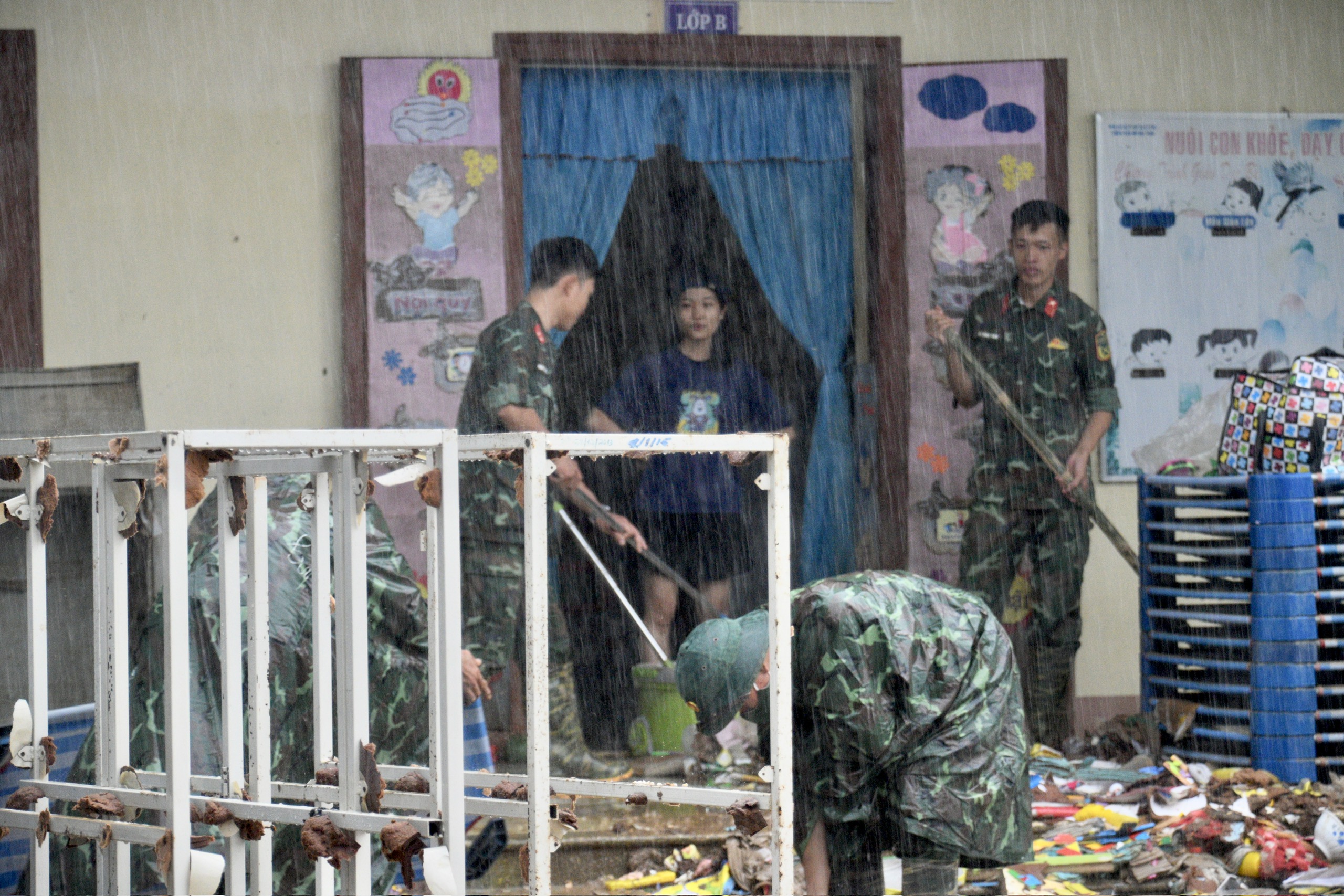 Vào rốn ngập Hòa Thịnh, Sư đoàn 315 cùng dân vực dậy sau lũ dữ- Ảnh 8.