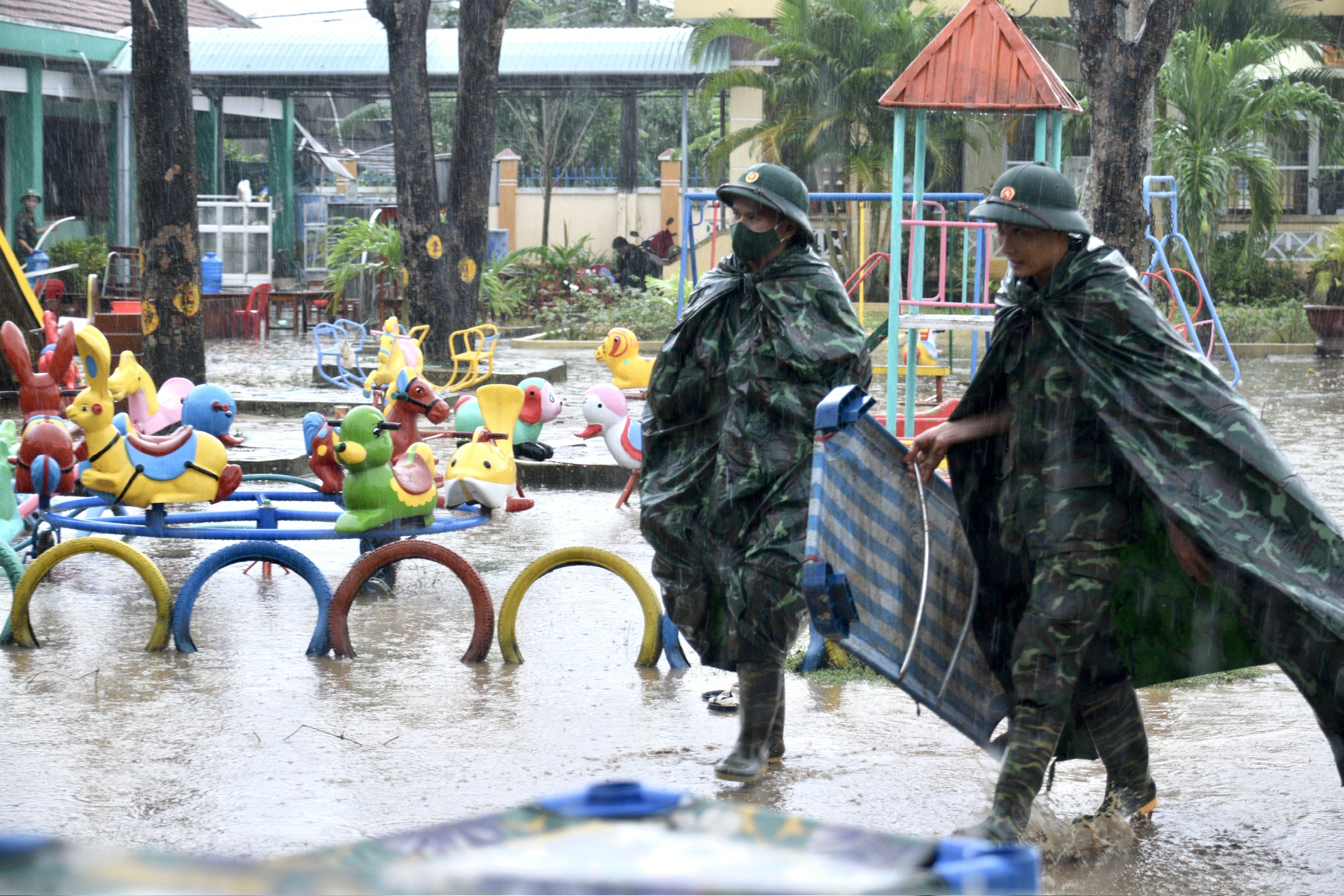 Vào rốn ngập Hòa Thịnh, Sư đoàn 315 cùng dân vực dậy sau lũ dữ- Ảnh 7.
