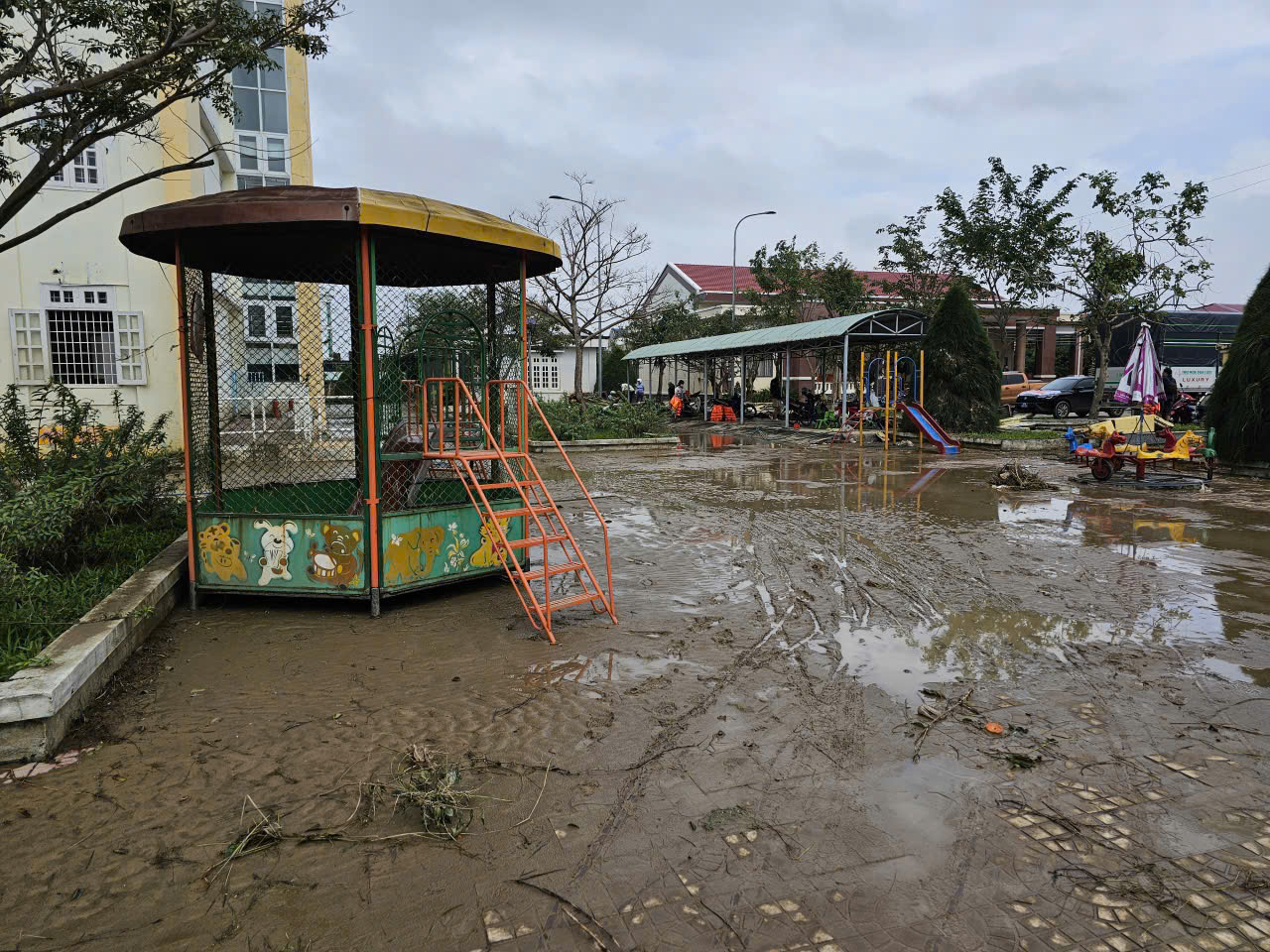 Đắk Lắk: Thầy cô cùng học sinh xắn tay dọn dẹp trường học sau lũ lụt- Ảnh 2.