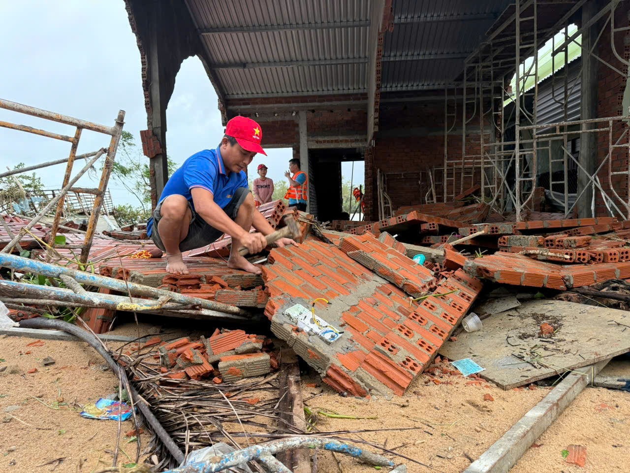 Báo Thanh Niên trao tận tay hàng cứu trợ đến người dân rốn lũ Hòa Xuân- Ảnh 3.