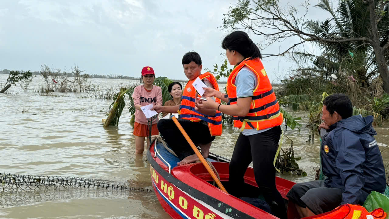 Báo Thanh Niên trao tận tay hàng cứu trợ đến người dân rốn lũ Hòa Xuân- Ảnh 1.