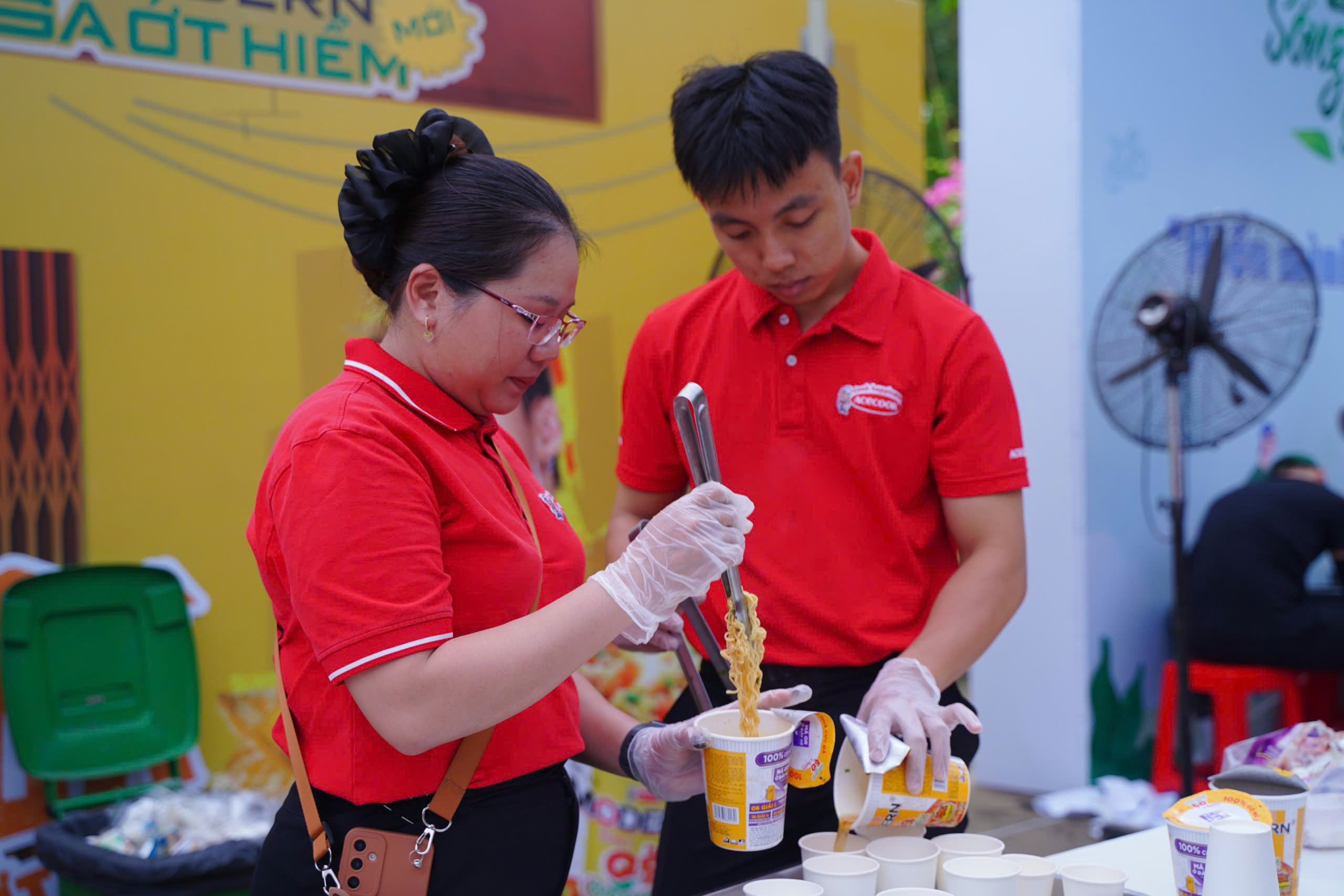 Sinh viên tìm hiểu sống xanh, chế độ dinh dưỡng, nhận hàng ngàn gói mì  - Ảnh 5.