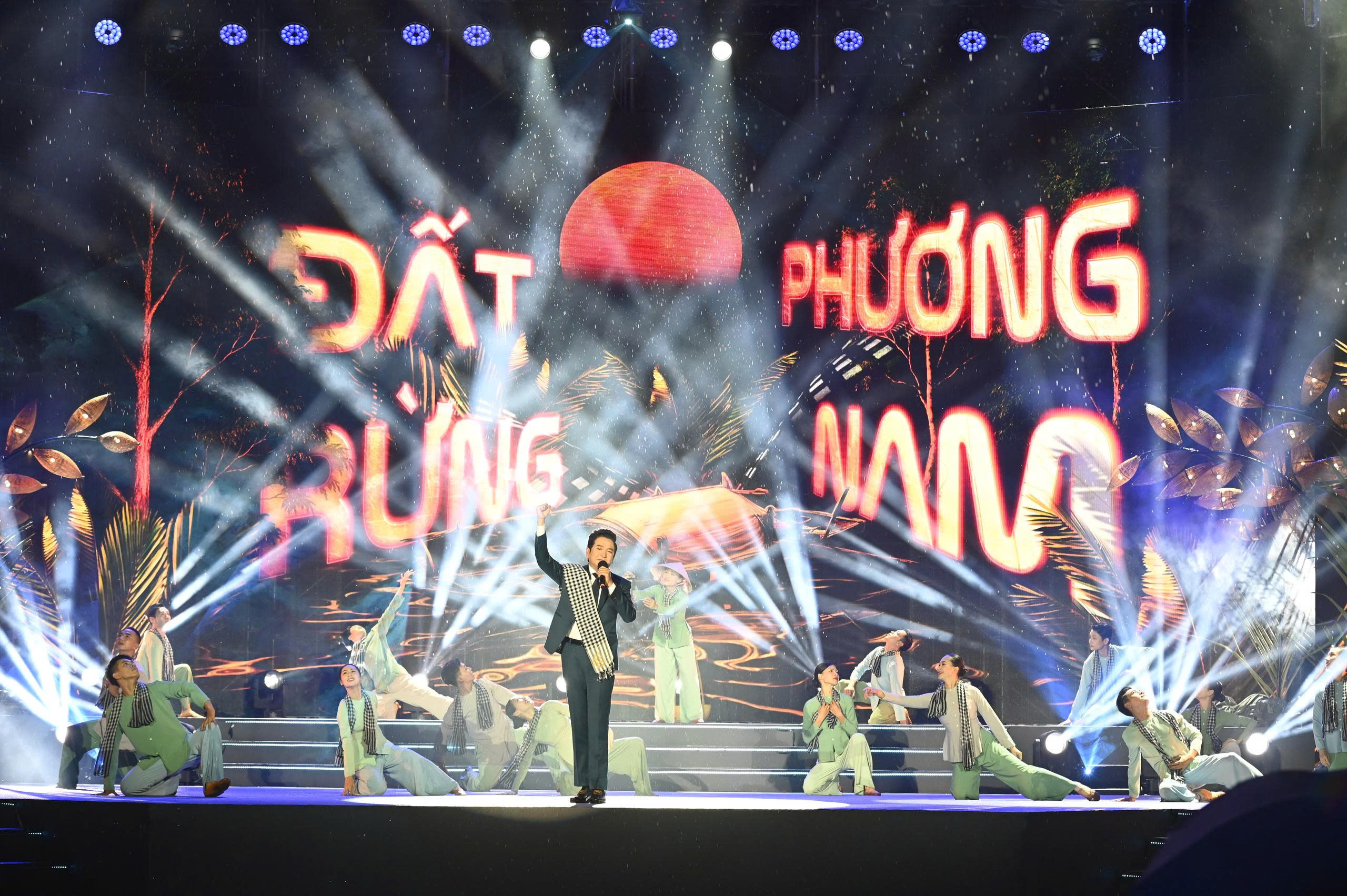 Đoàn phim 'Mưa đỏ' đội mưa giao lưu với khán giả TP.HCM - Ảnh 12.