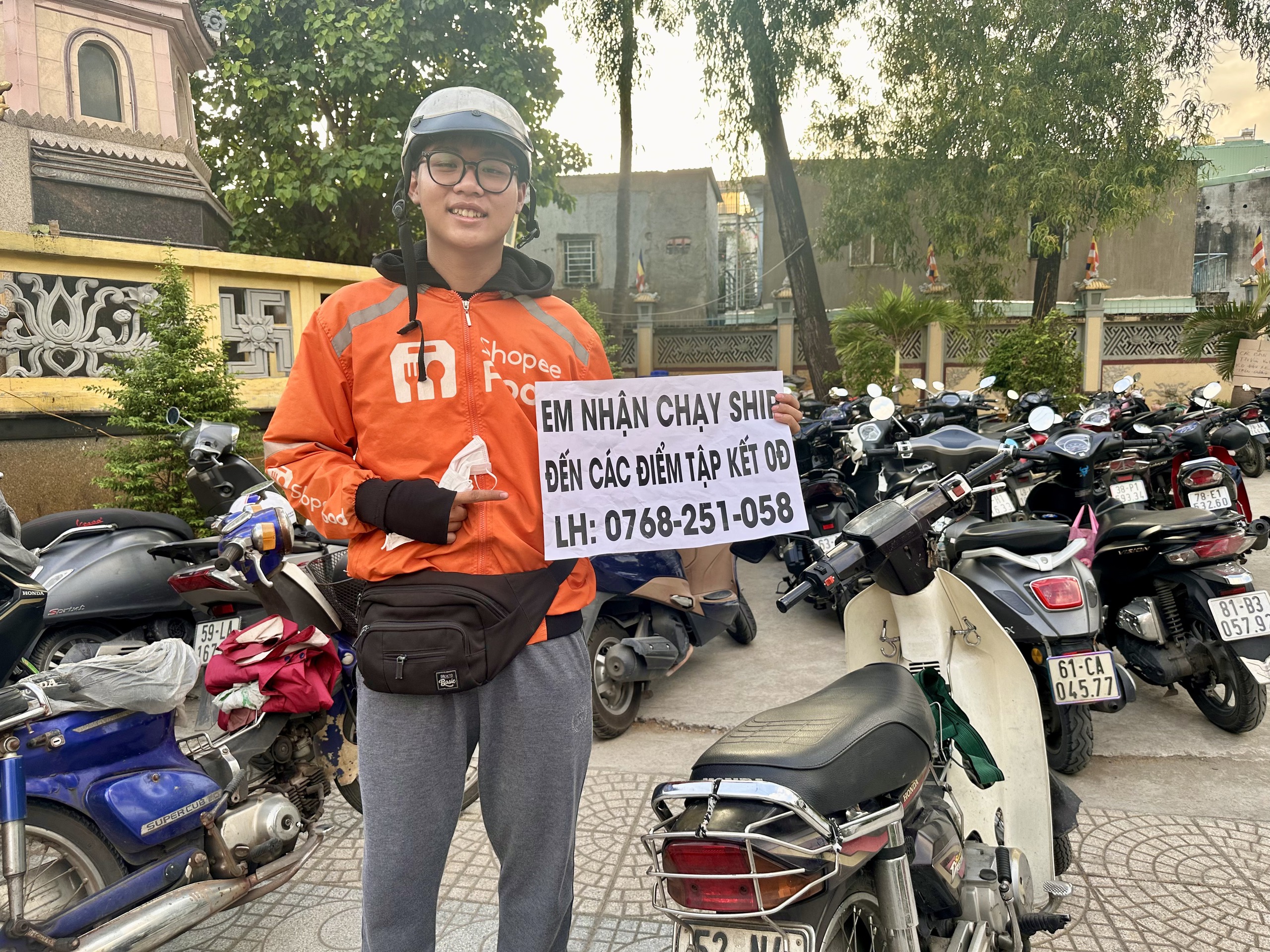 Vì bà con vùng lũ miền Trung, shipper ở TP.HCM: 'Xe em chạy bằng nước suối thôi'- Ảnh 1.