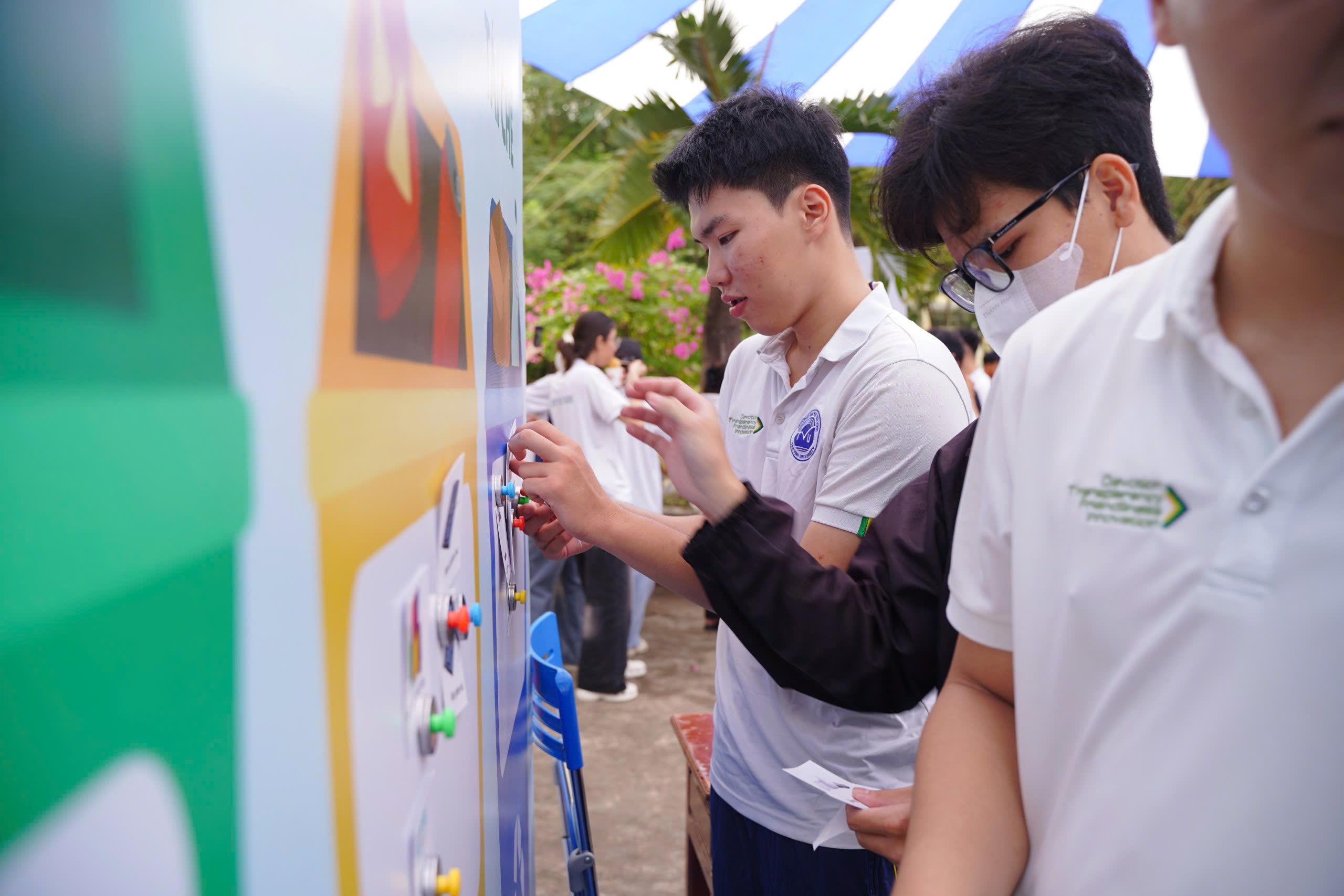 Sinh viên tìm hiểu sống xanh, chế độ dinh dưỡng, nhận hàng ngàn gói mì  - Ảnh 6.