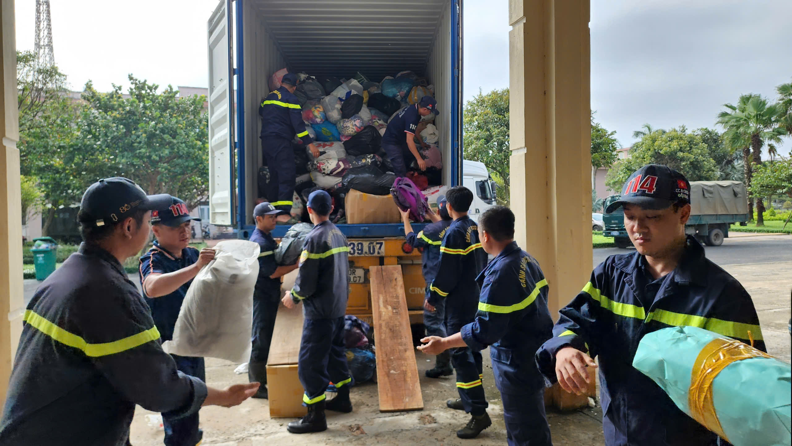 Công an TP.HCM hỗ trợ khoảng 70 tấn hàng cứu trợ bà con bị ngập lụt - Ảnh 2.