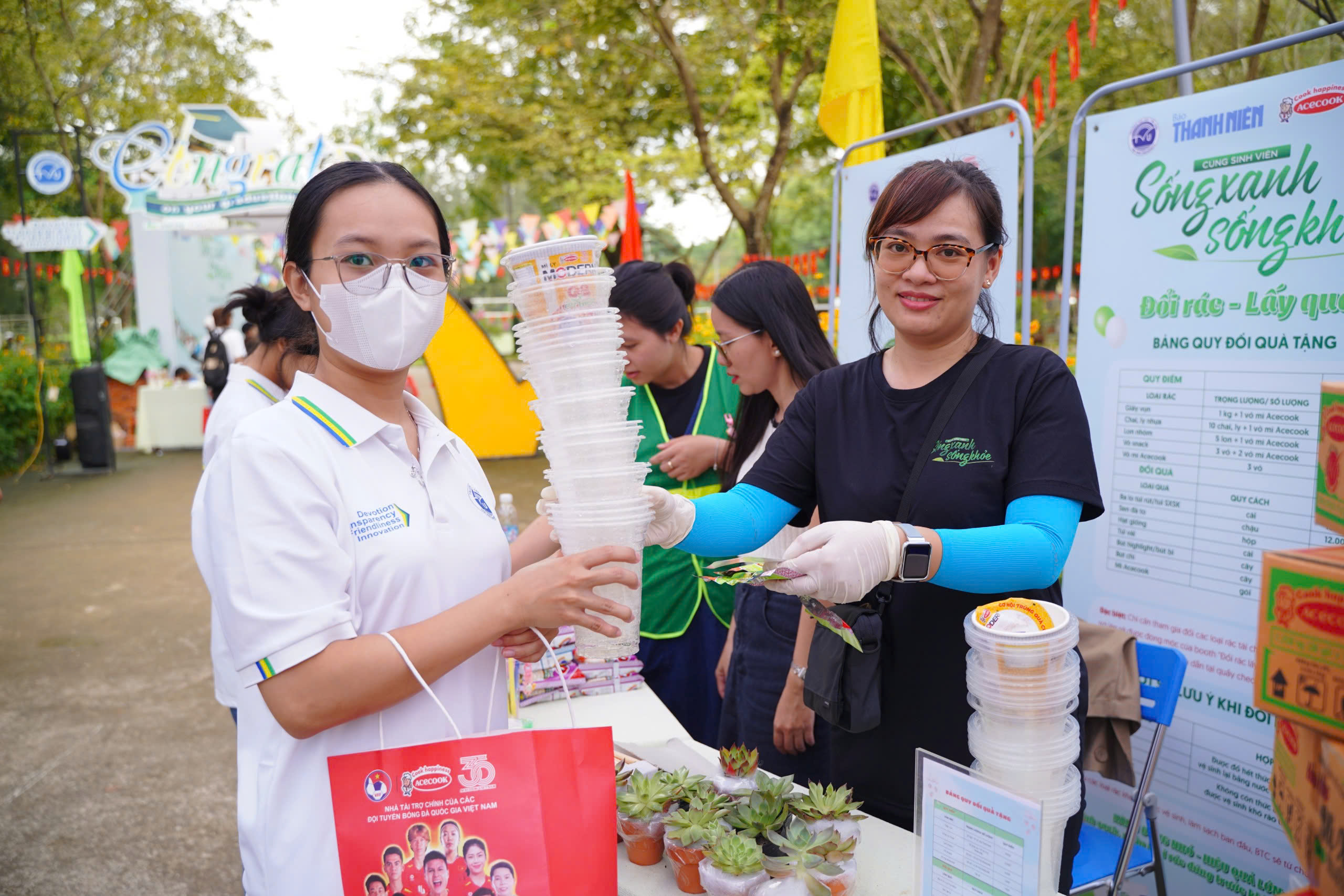 Sinh viên tìm hiểu sống xanh, chế độ dinh dưỡng, nhận hàng ngàn gói mì  - Ảnh 1.